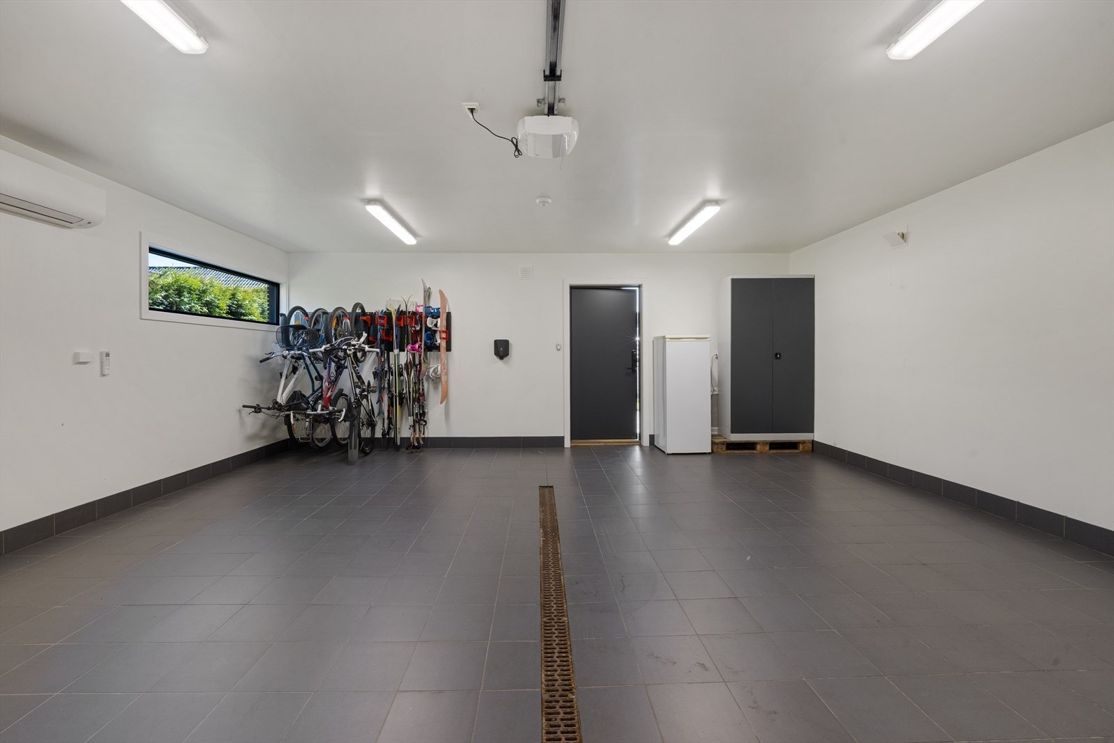 Det er gode lagringsmuligheter i bakkant av dobbel garasje - adkomst til stor sportsbod Galleribilde