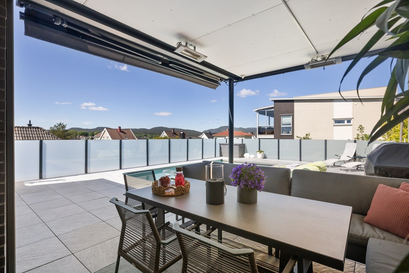 Deler av terrasse er overbygget, hvor man kan sitte lunt og skjermet i vær og vind uten innsyn fra naboer Galleribilde