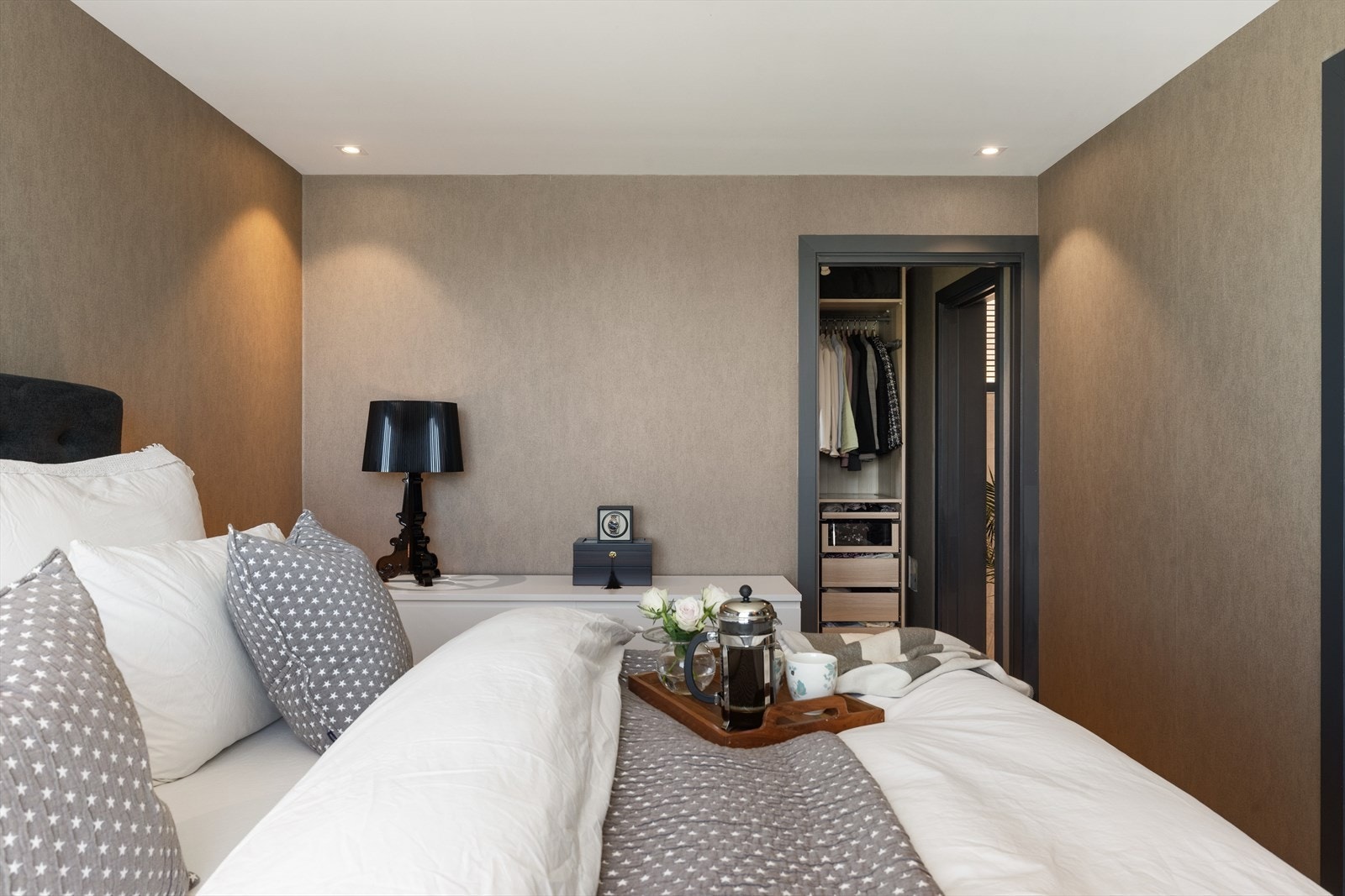 En flott mastersuite med soverom, garderoberom og bad Galleribilde