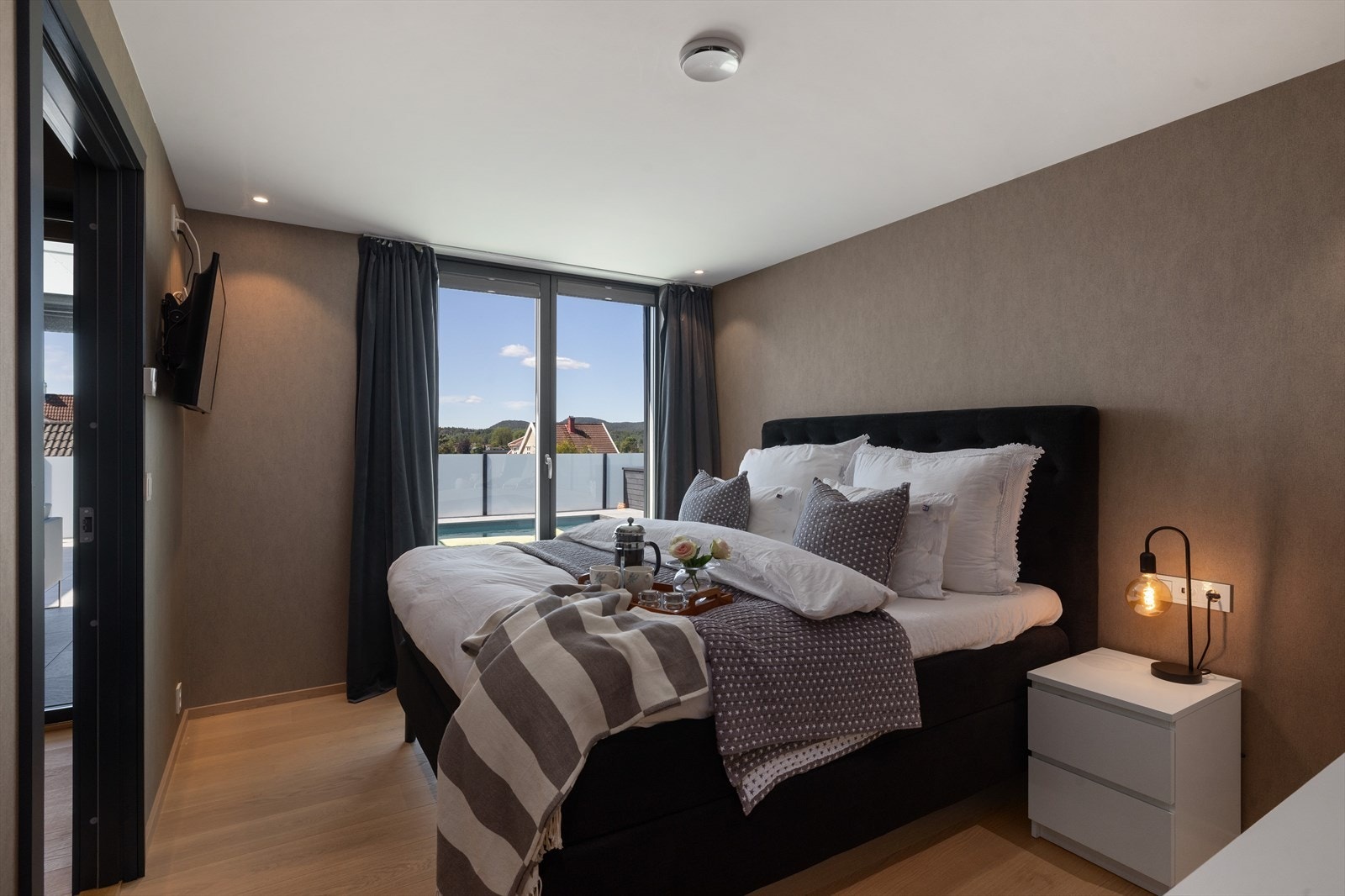 Master bedroom har god plass til dobbeltseng og inngang til eget garderoberom og privat baderom Galleribilde