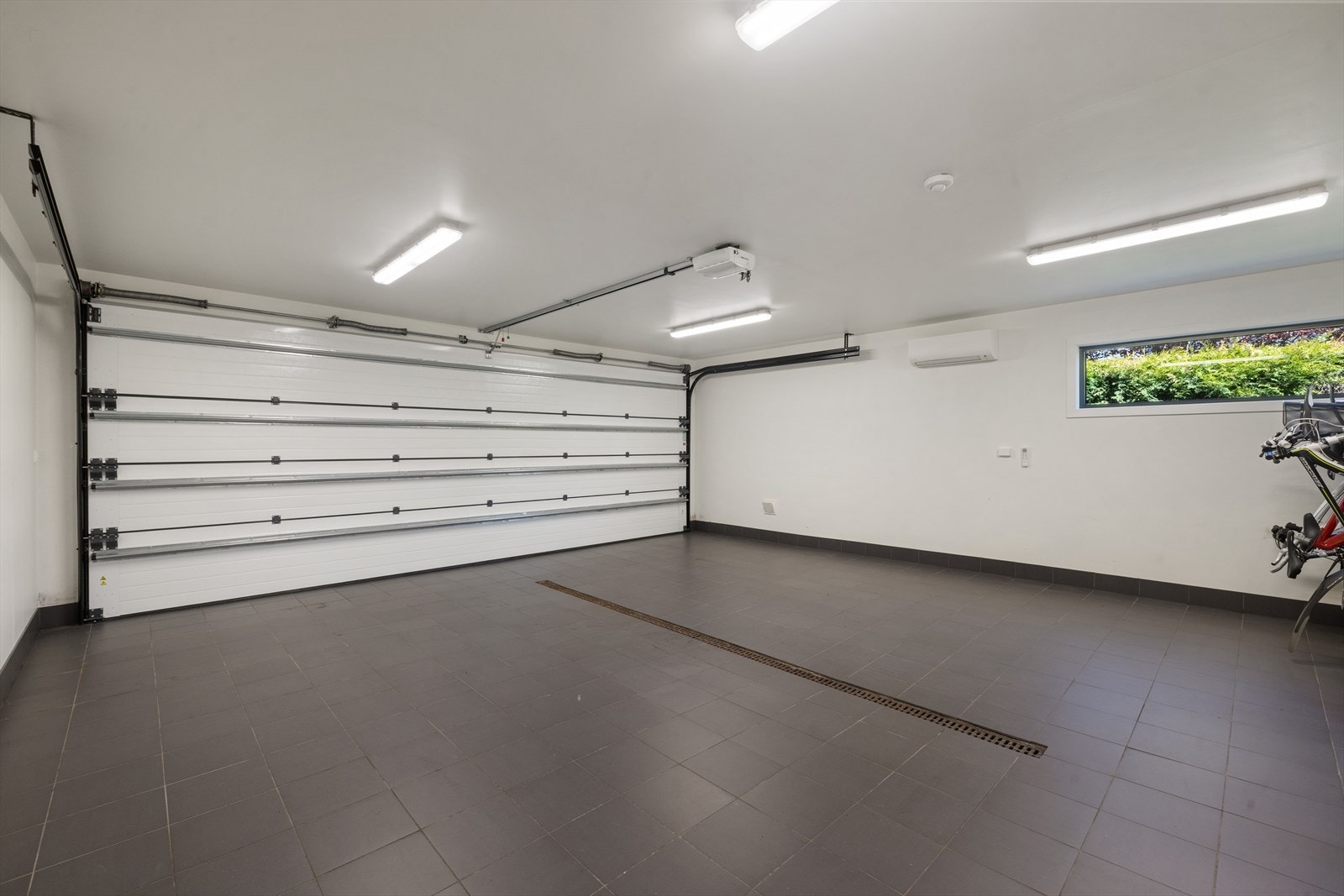 Flislagt isolert dobbel garasje med varmepumpe og elbil lader Galleribilde