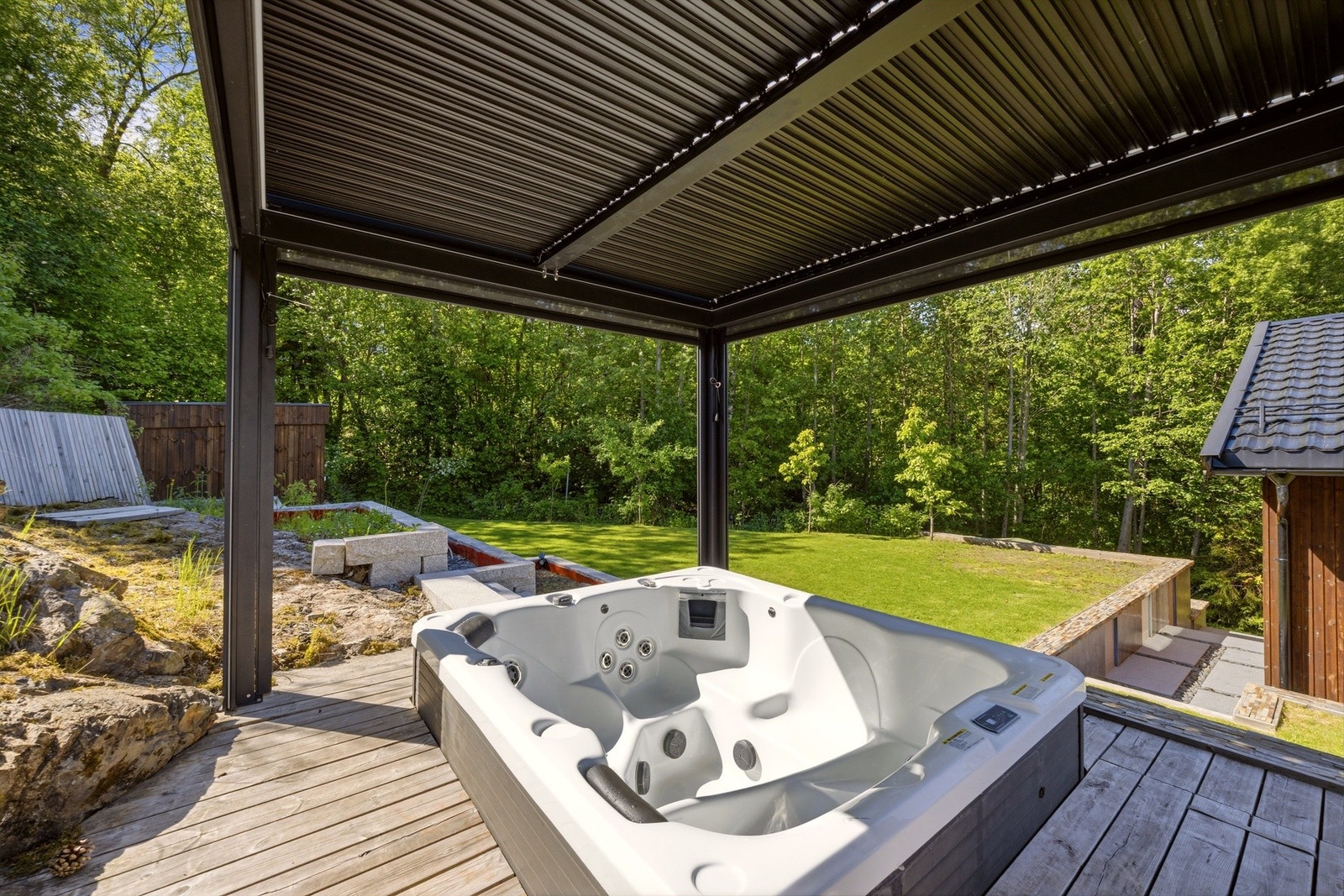 Skjermet uteområde med jacuzzi, tilrettelagt for avslapning og sosiale stunder året rundt. Galleribilde