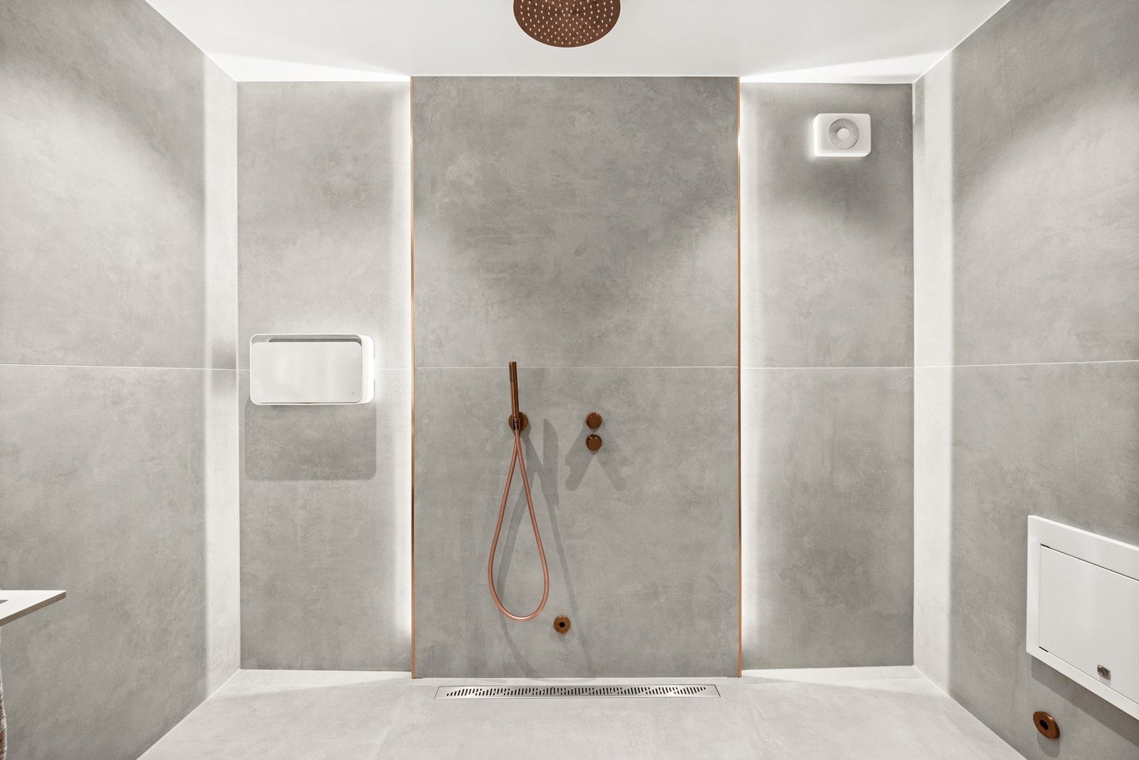 Den romslige dusjen er et naturlig blikkfang og gir en ekte hotellfølelse i hverdagen - perfekt både for rolige morgenrutiner og avslappende kvelder. Galleribilde