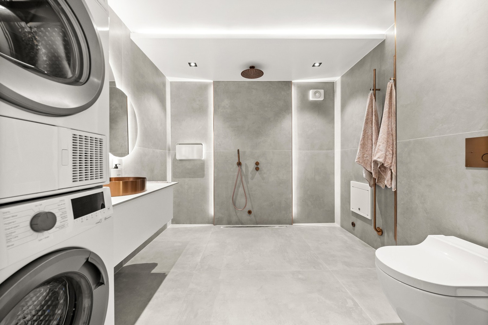 Hovedbadet fremstår som en privat velværeavdeling, med eksklusive materialvalg og en gjennomført, tidløs design. Galleribilde