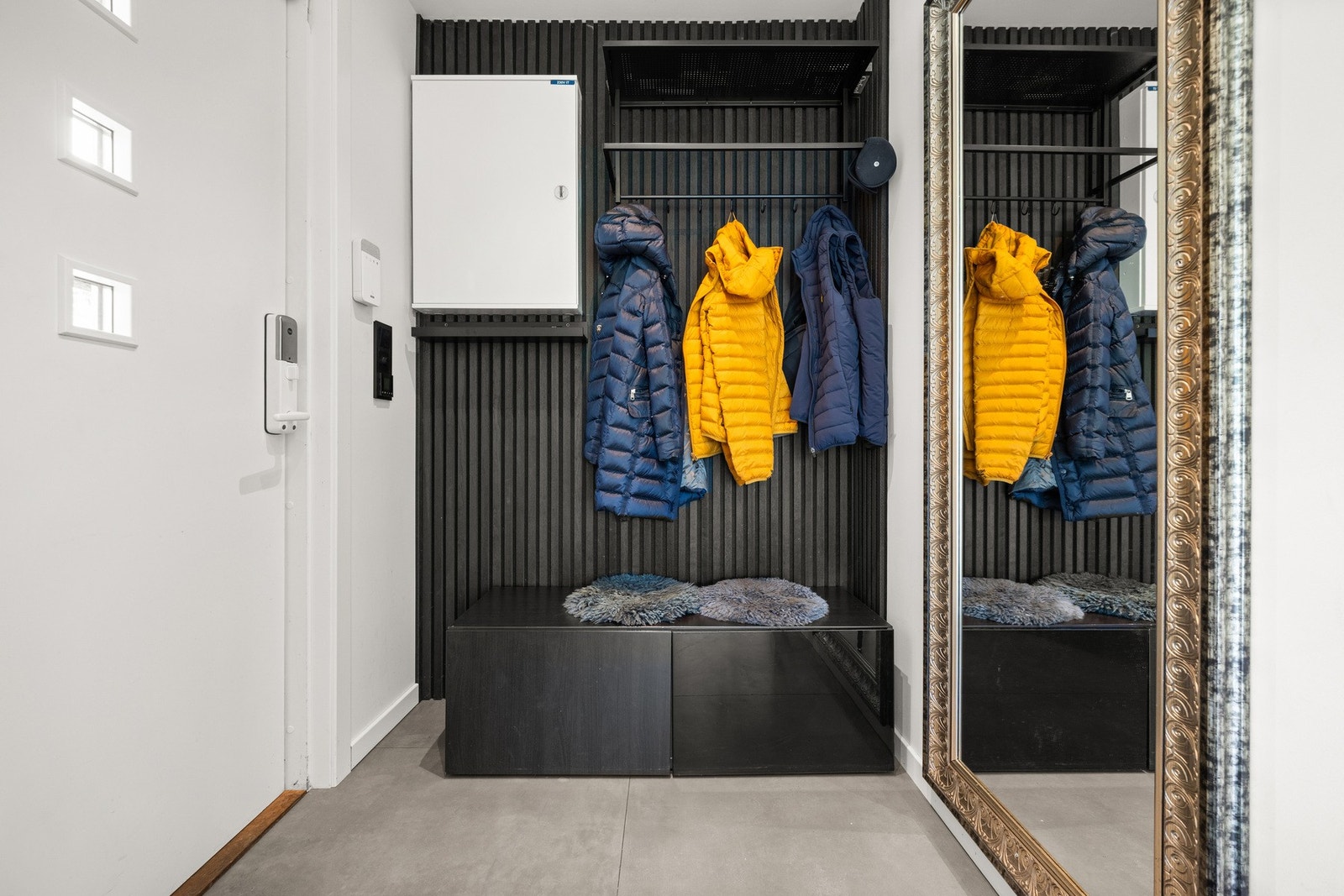 Her er det også en praktisk skyvedørsgarderobe som gir gode oppbevaringsmuligheter for yttertøy og sko. Galleribilde