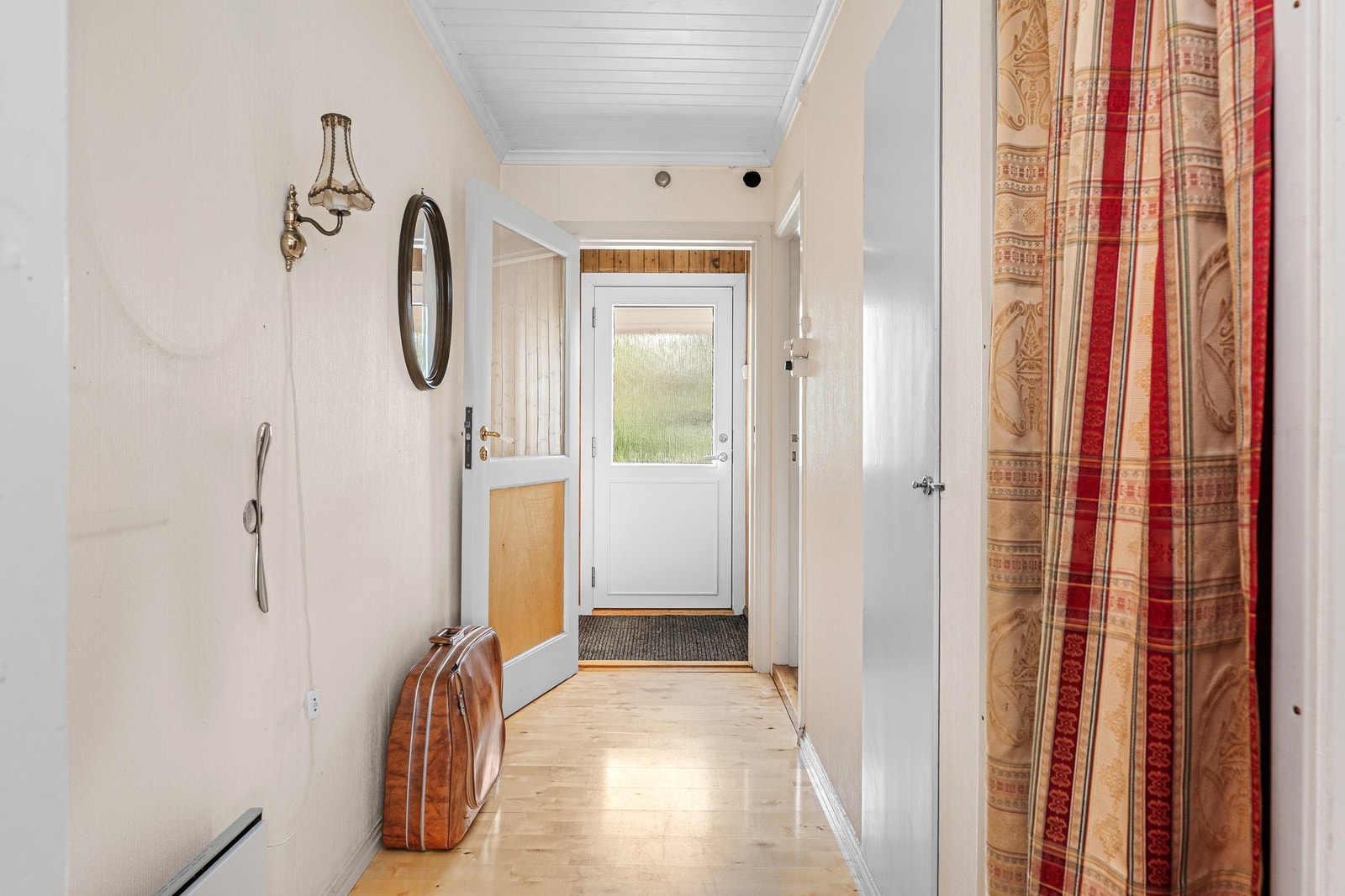 Gangen, dør inn til baderommet like ved vindfanget. Galleribilde