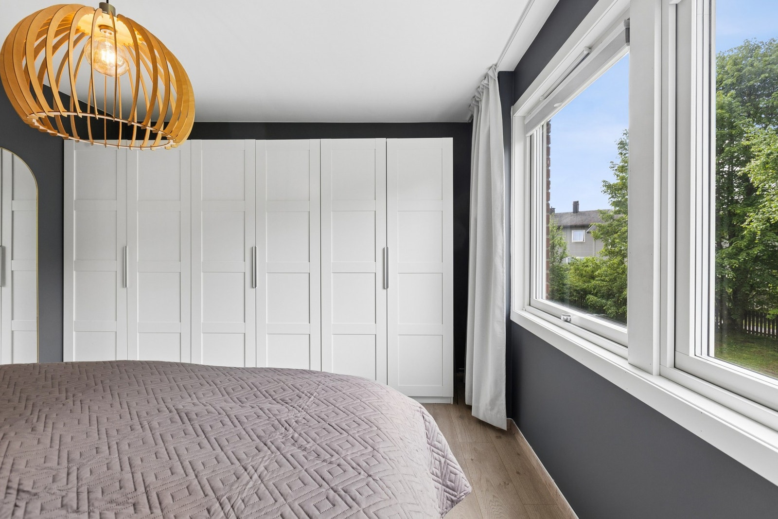Hovedsoverommet har en stor garderobeløsning hvor det er plass til ønskelig oppbevaring. Galleribilde