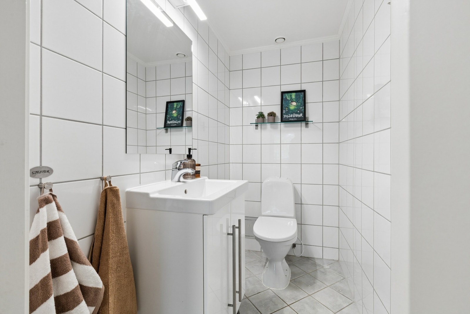 Leiligheten har også eget separat WC, som gir en praktisk løsning for familien. Galleribilde