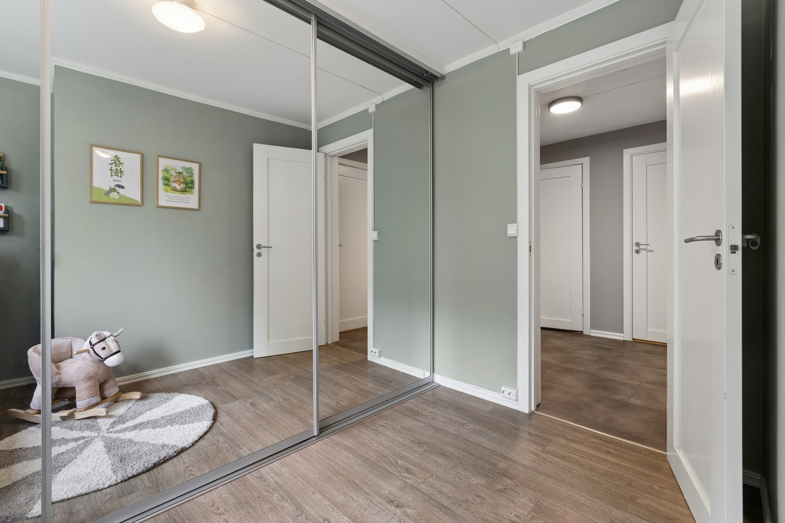 Soverom 1 har en stor garderobeløsning som gir plass til ønskelig oppbevaring. Galleribilde