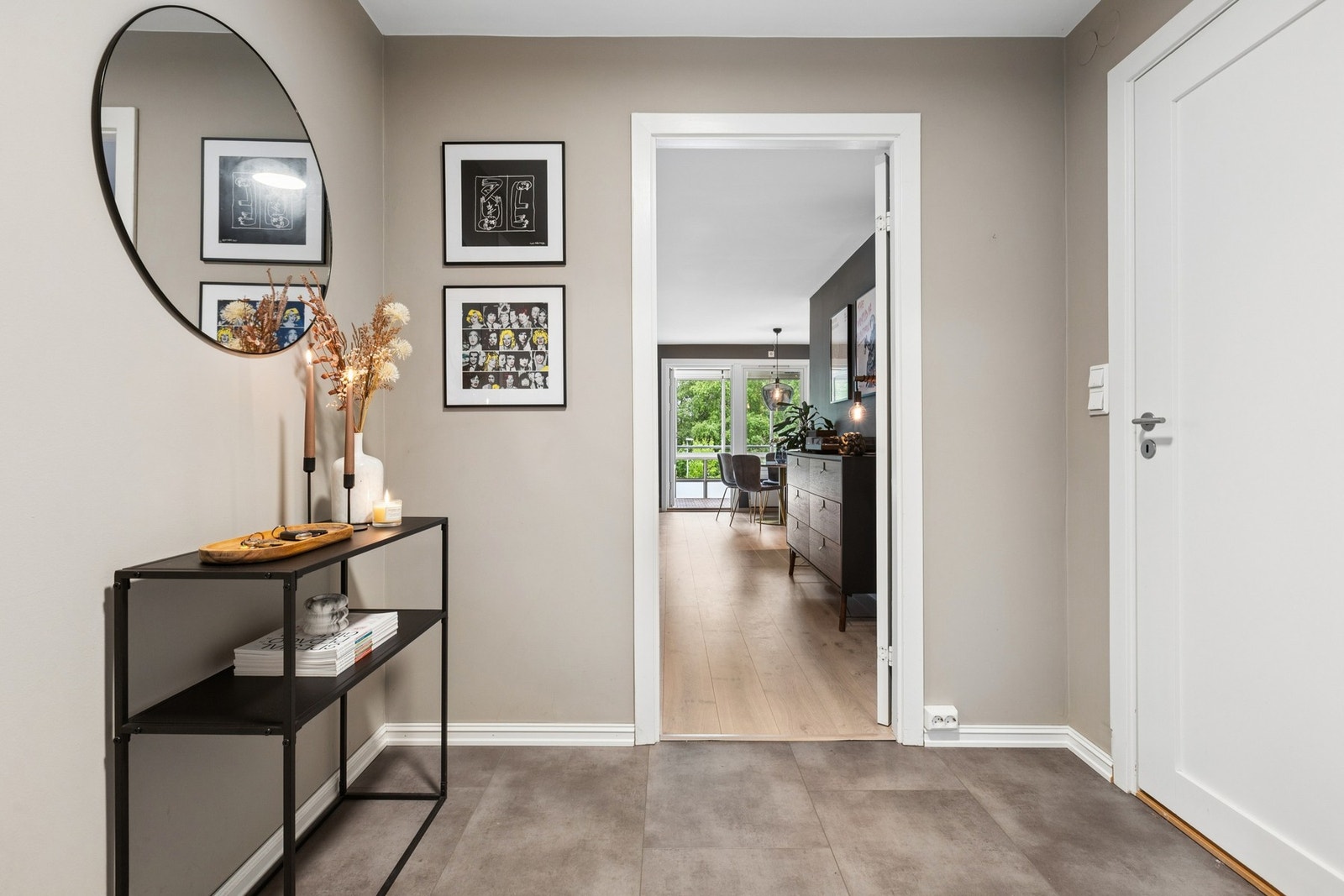 Leiligheten ønsker deg velkommen inn med en lys og innbydende entré. Galleribilde