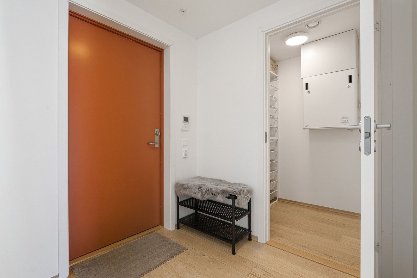Velkommen inn! Ved entréen har du en intern bod med utvidede bruksmuligheter. Kan anses som en forlengelse av entréen og fungerer flott til oppheng av yttertøy, oppbevaring av sko og mer. Galleribilde