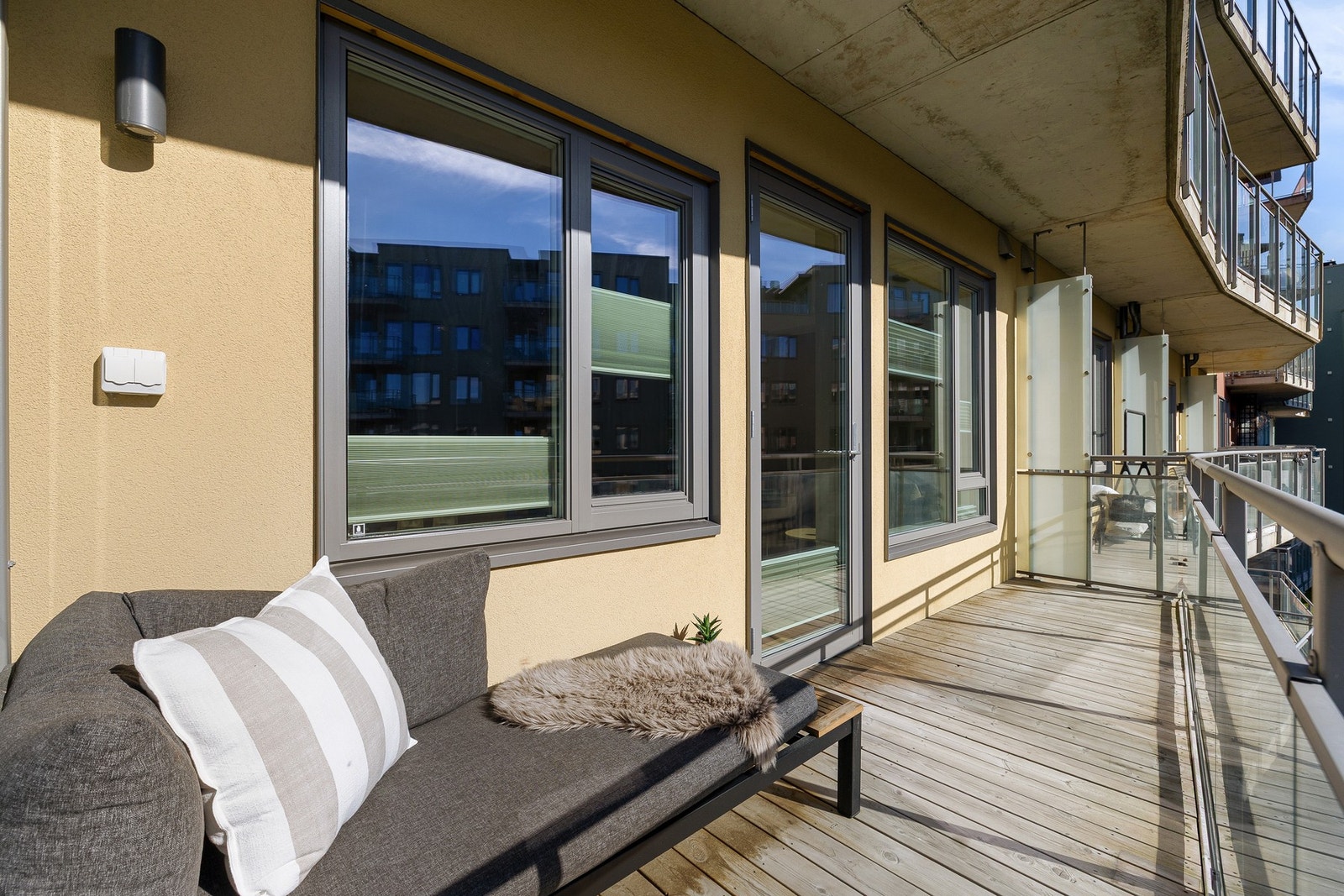 På sommerhalvåret er balkongen et ypperlig samlingspunkt for venner og familie. Galleribilde