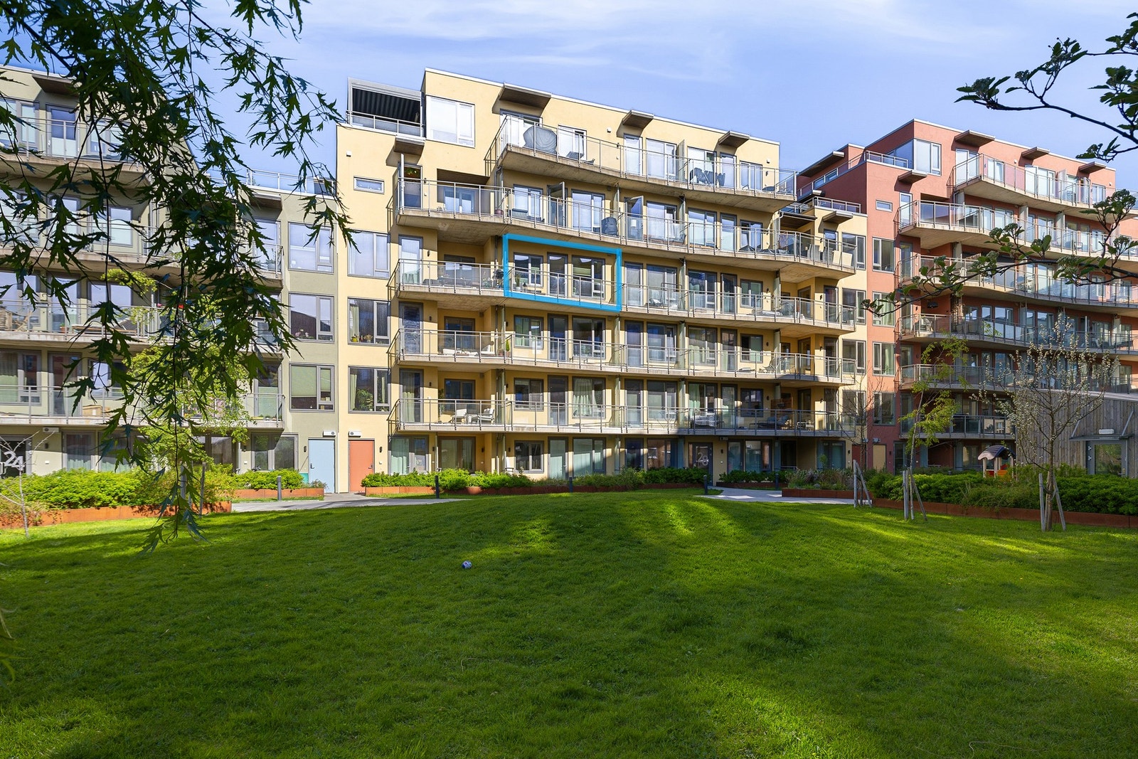 Fasadebilde. Leiligheten er markert med blå ramme. Galleribilde