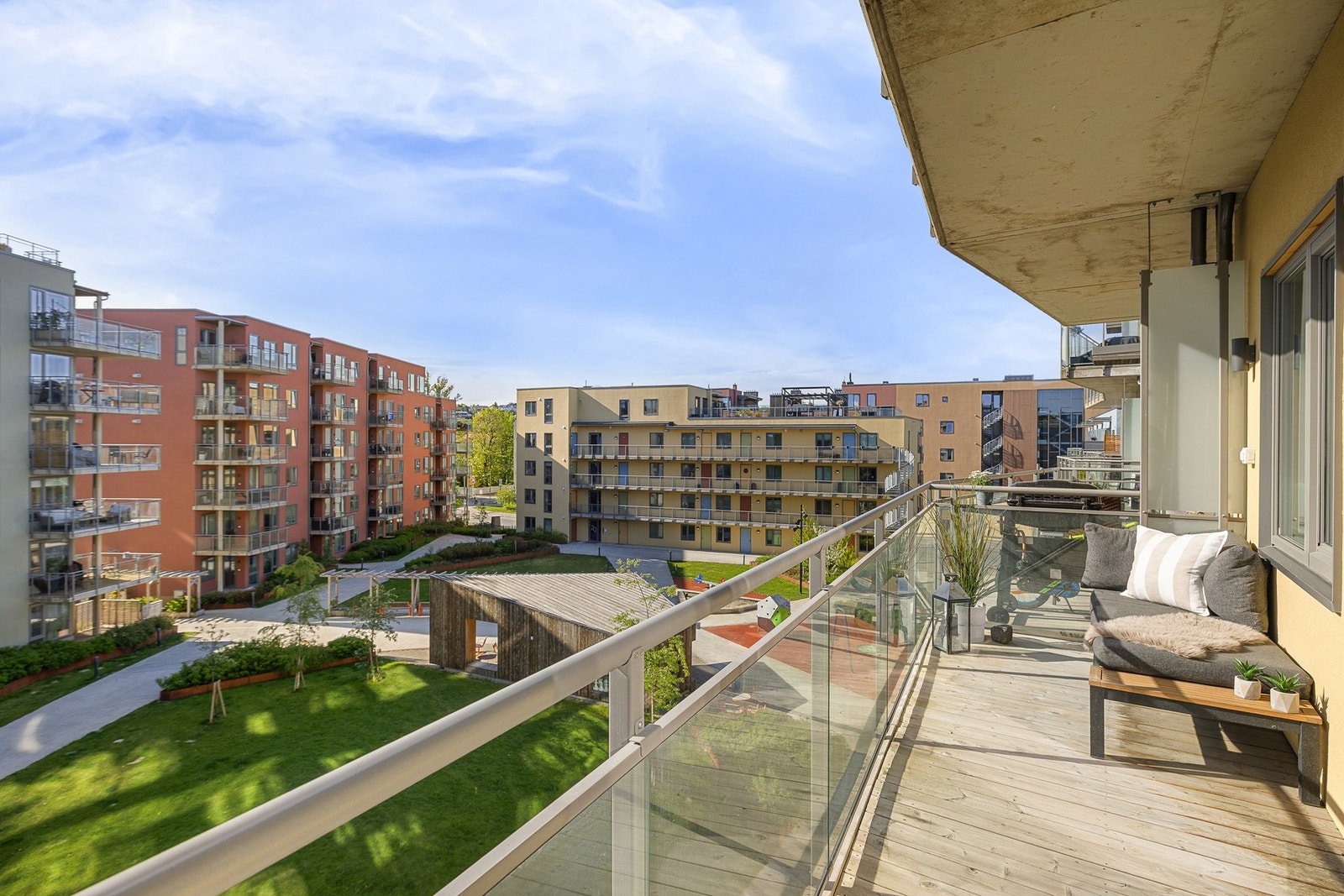 I forlengelse av stuen har du en flott balkong på 7,7 kvm. God plass til utendørsmøblement etter eget ønske. Galleribilde
