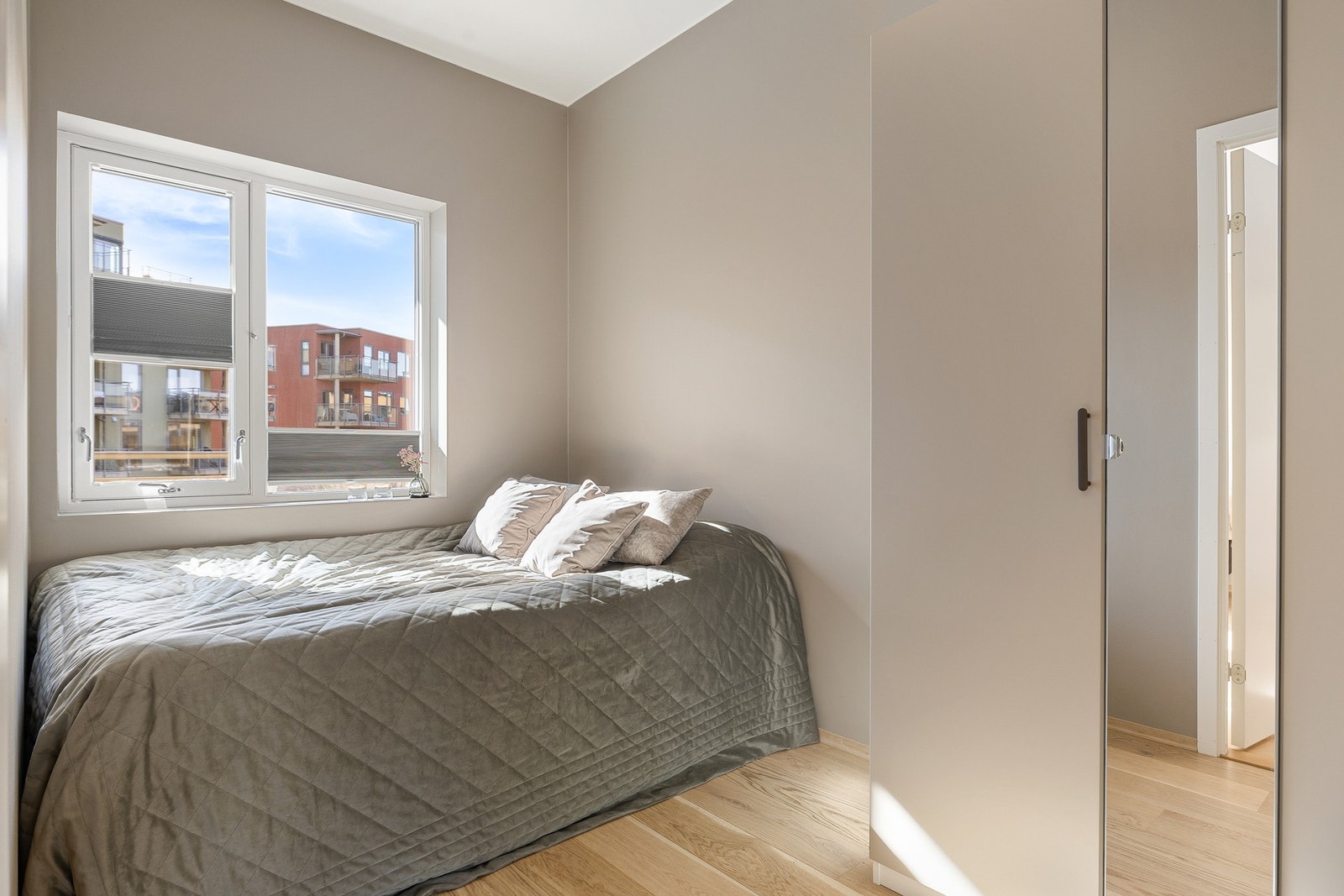 Soverommet måler 8 kvm og har med det god plass til dobbeltseng, nattbord, garderobeløsning, samt annet ønskelig soveromsmøblement. Galleribilde