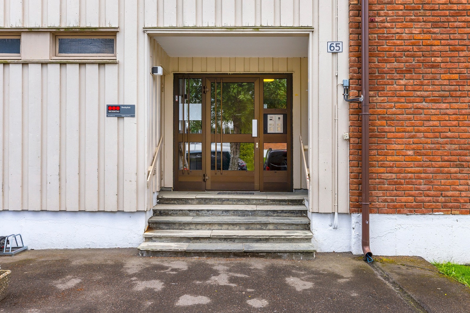 Boligen ligger i byggets 1 etasje. Galleribilde
