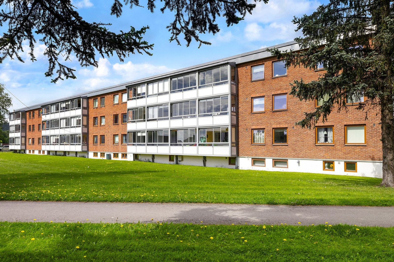 Attraktiv beliggenhet i et etablert og familievennlig boligområde. Galleribilde
