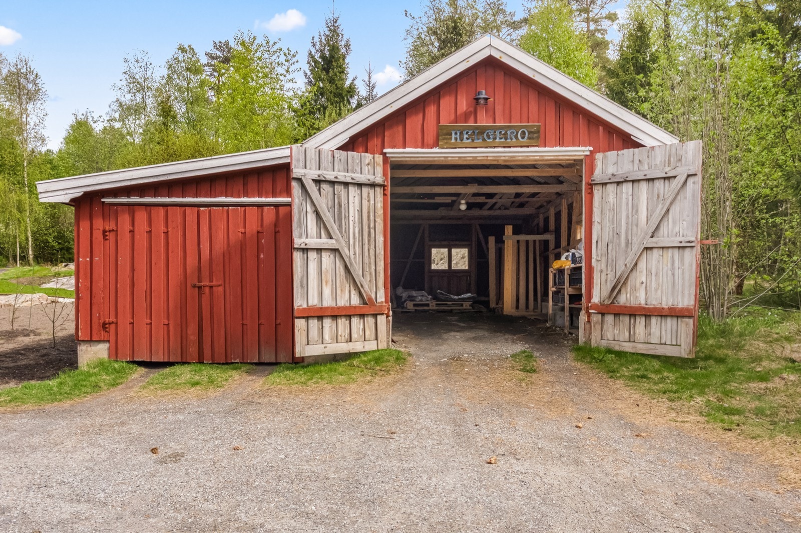 Garasjen har et bruksareal på 49 m² og gir gode lagringsmuligheter. Galleribilde