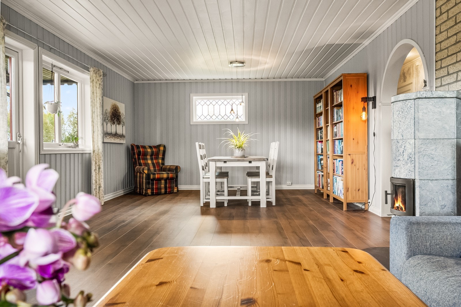 Rommet har gjennomgående laminatgulv og panel på vegger og i himling. Galleribilde