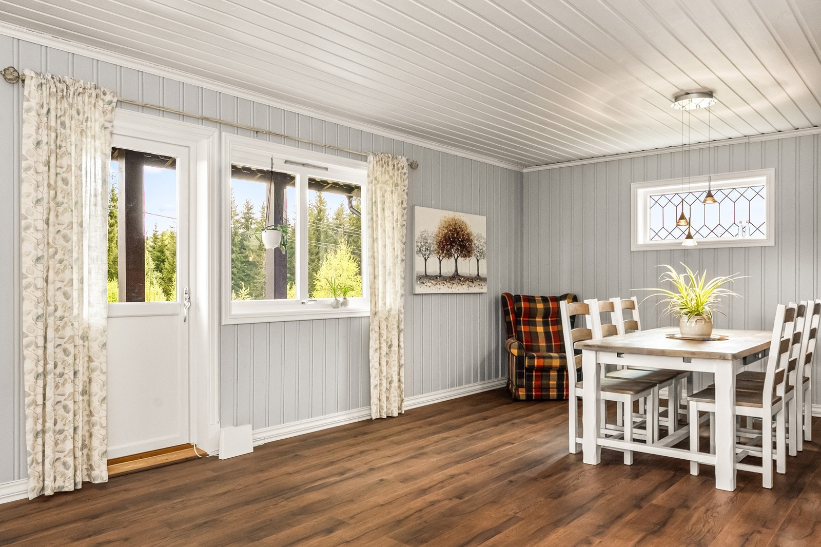En verandadør fra 2017 gir direkte utgang til en overbygget veranda på 11 m². Galleribilde
