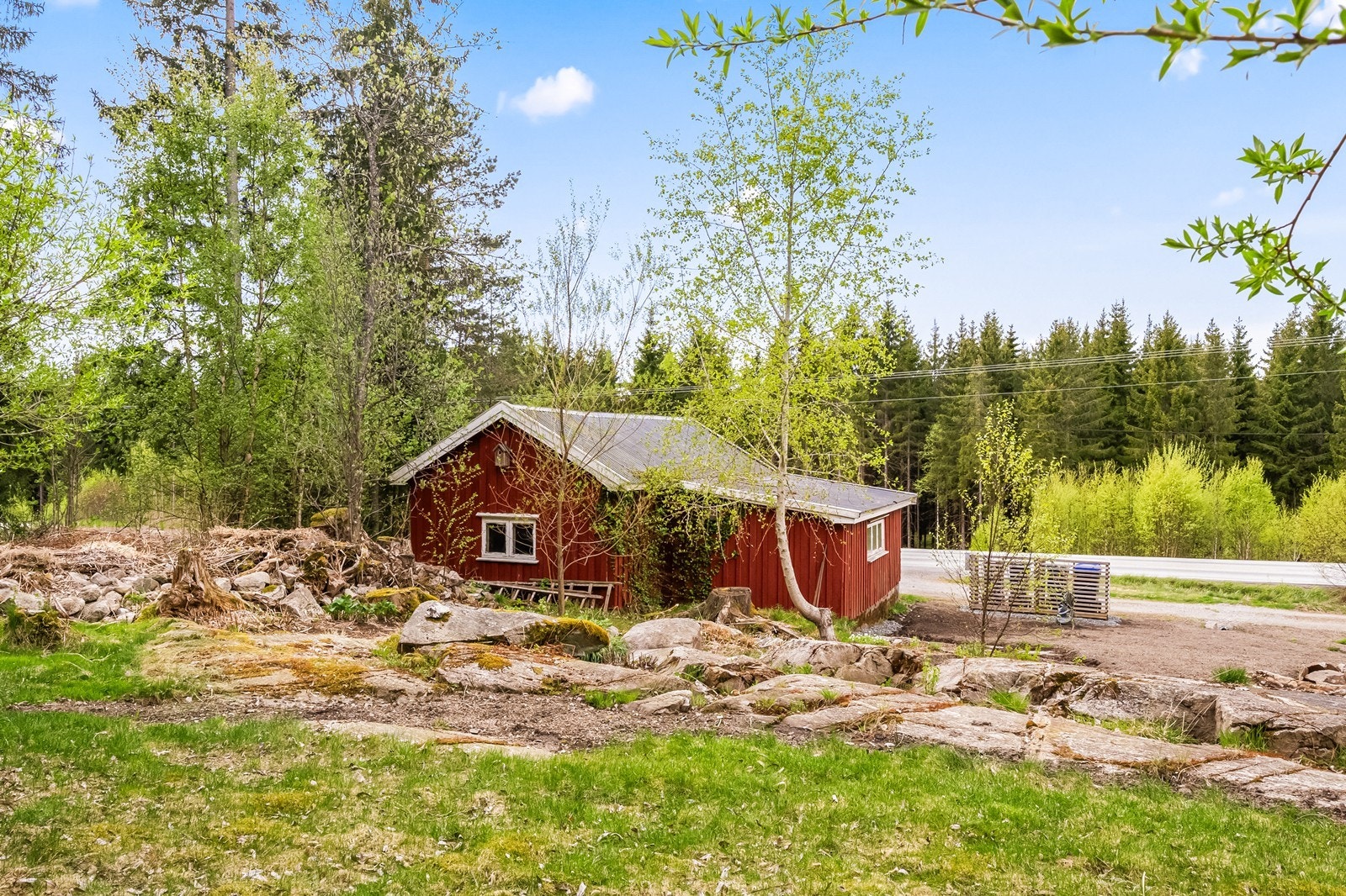 På eiendommen står en romslig dobbelgarasje, antatt oppført i 1947. Galleribilde