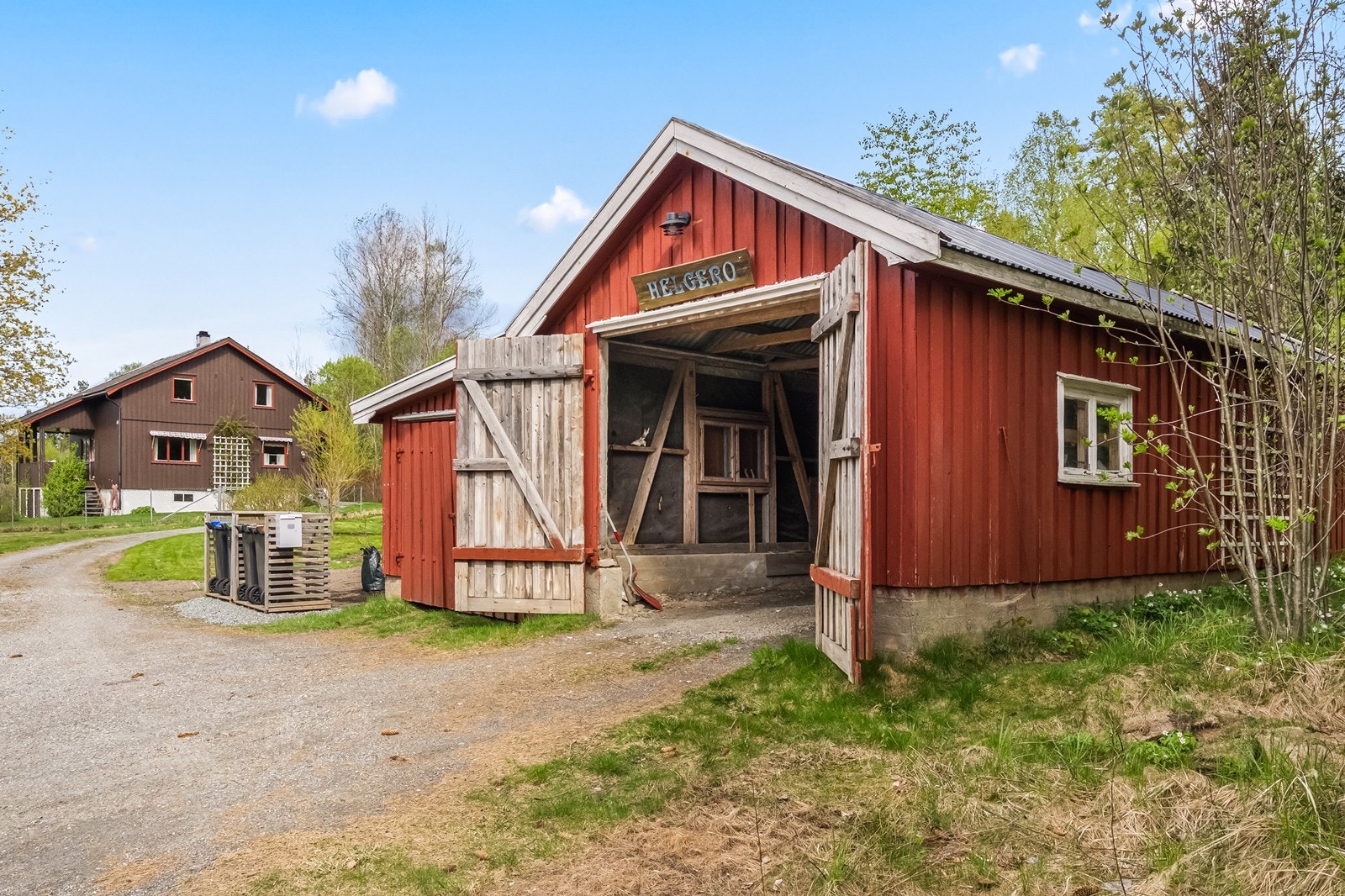 Gruset adkomst til både boligen og garasjen. Galleribilde