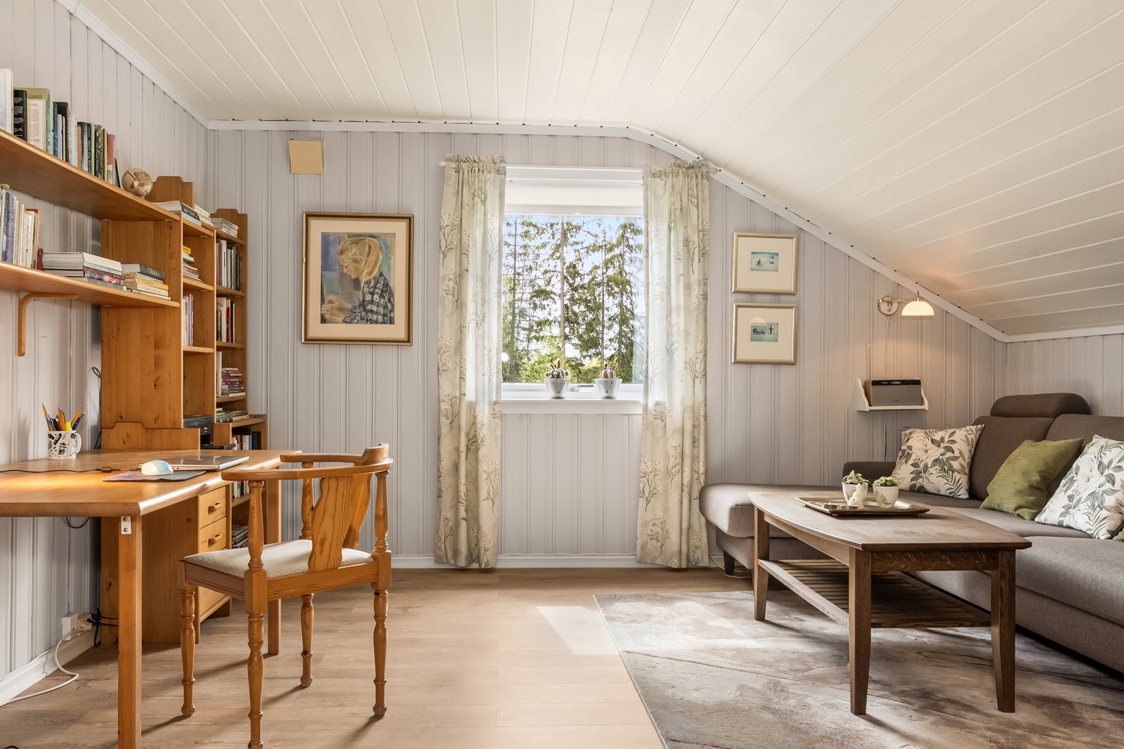 Soverom i andre etasje, her innredet som en ekstra stue med kontorplass. Galleribilde