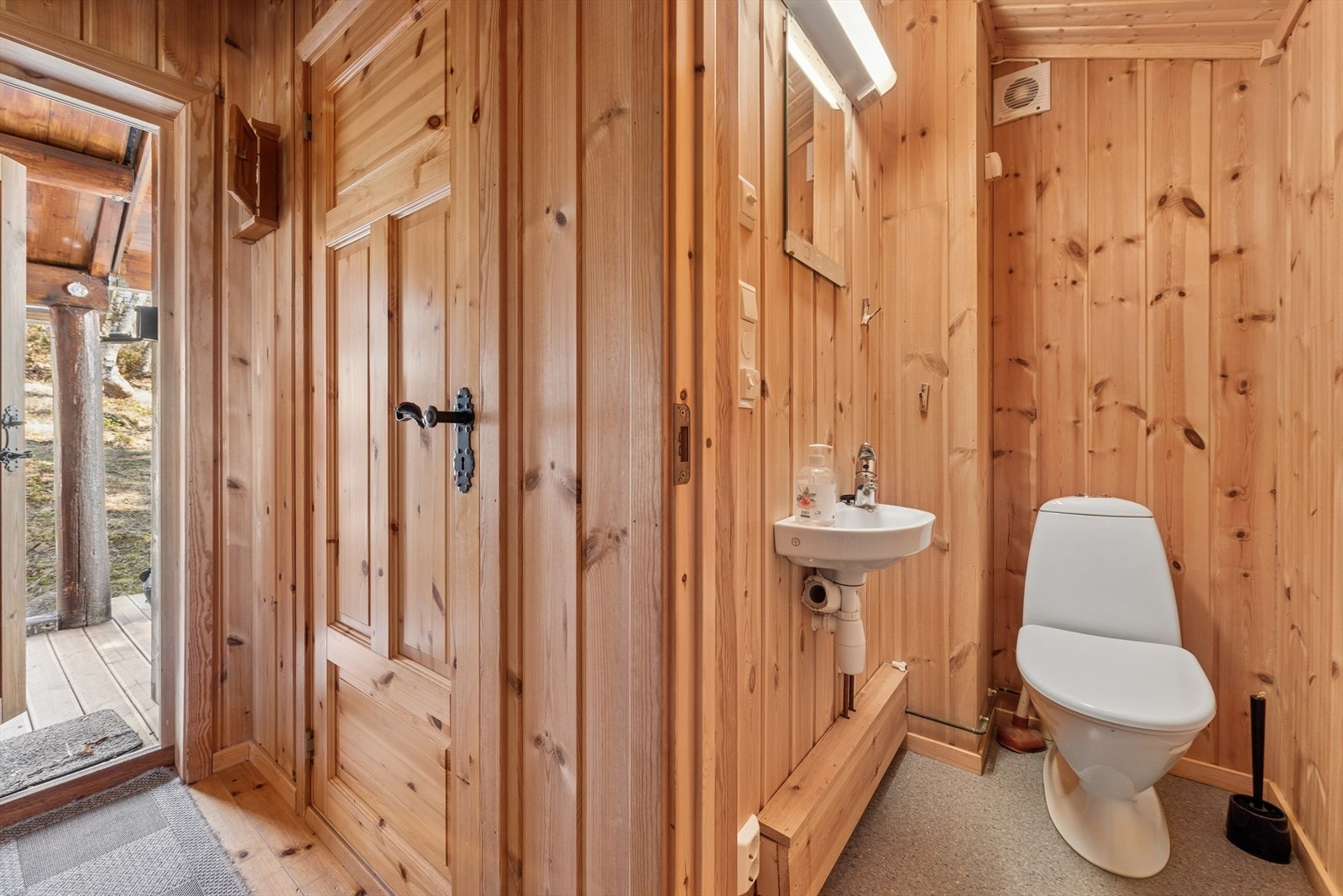 Hytta har et separat toalettrom med wc og servant, praktisk plassert ved entréen. Galleribilde
