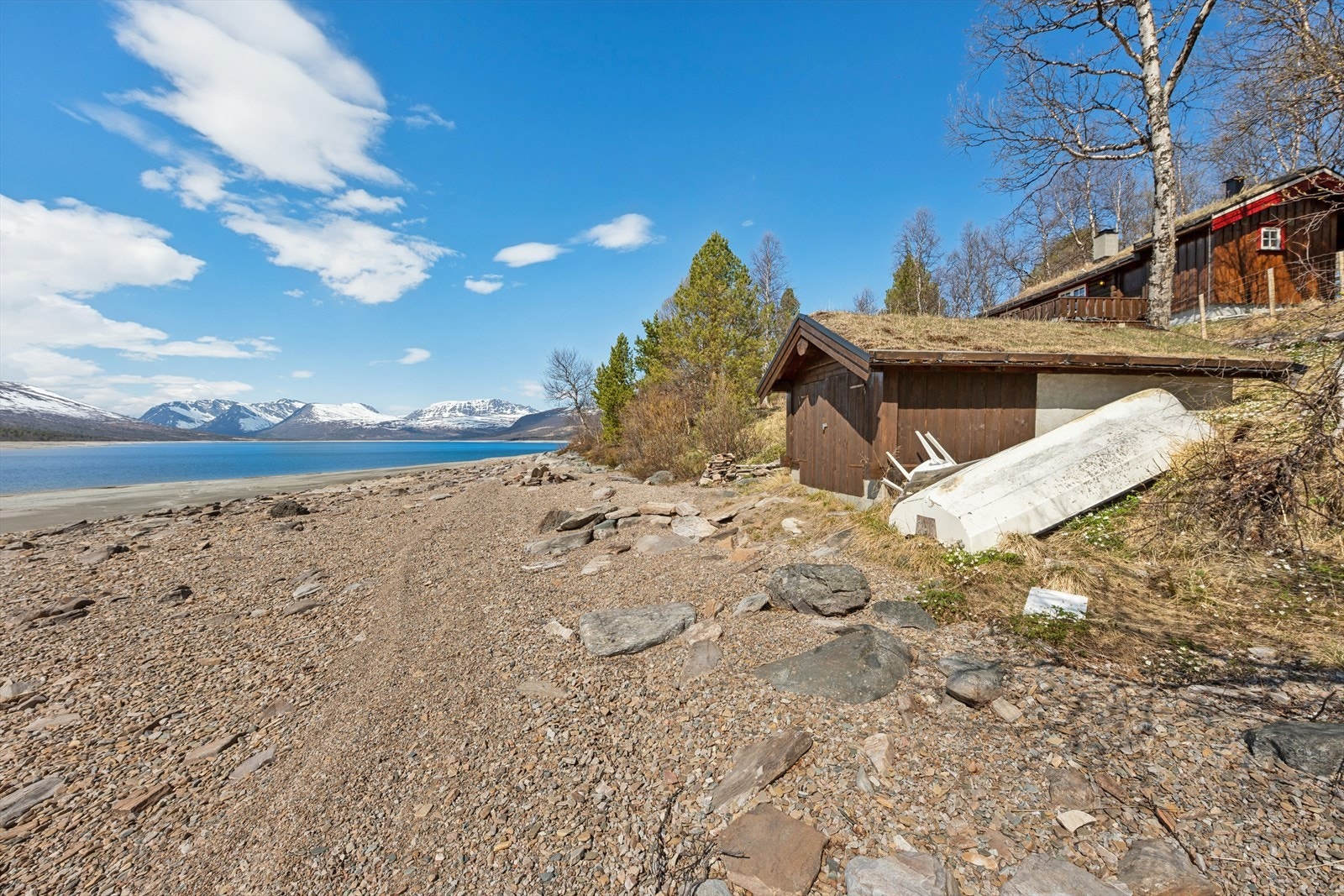 Naustet ved vannkanten gir praktisk oppbevaring for båt og fiskeutstyr. Galleribilde