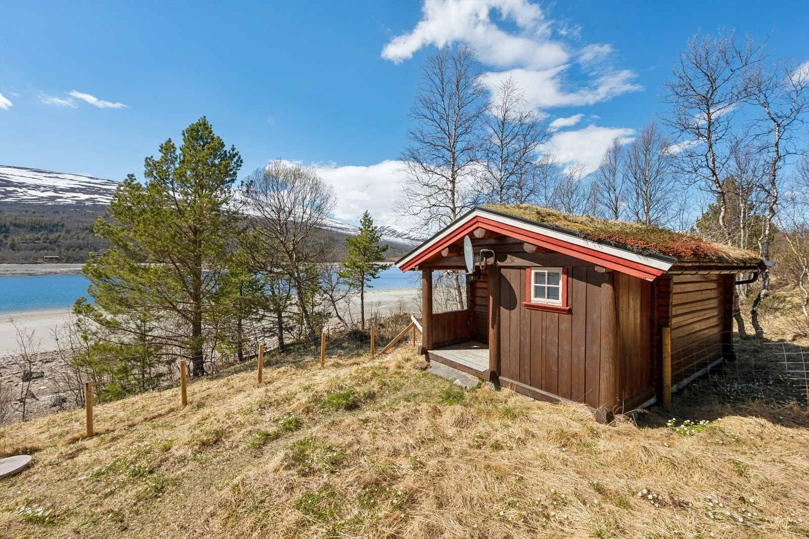 Annekset fra 1984 er bygget i tømmer og stavlaft, og gir ekstra soveplasser eller et eget oppholdsrom for gjester. Galleribilde
