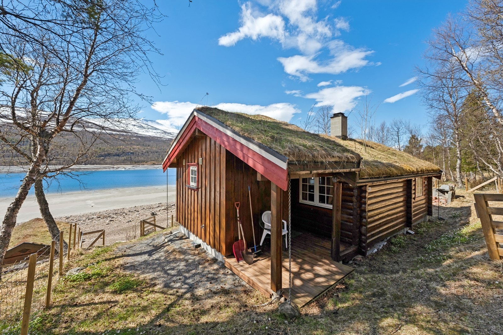 Hovedhytta er oppført i tømmerkonstruksjon i 1965, med innlagt strøm og vann. Galleribilde