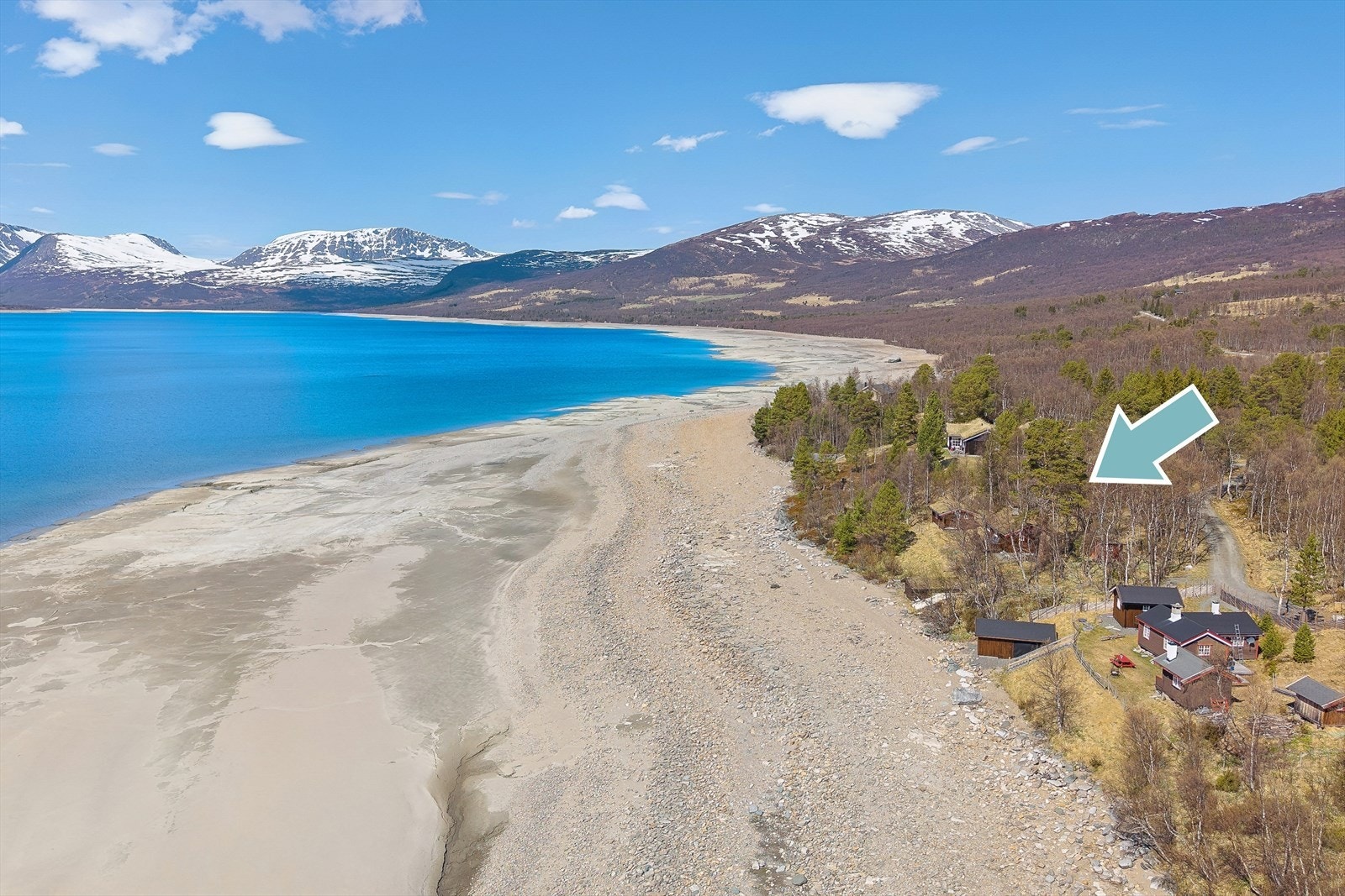 Eiendommen ligger vakkert til og inkluderer hytte, anneks og naust med egen strandlinje til Gjevilvatnet. Galleribilde