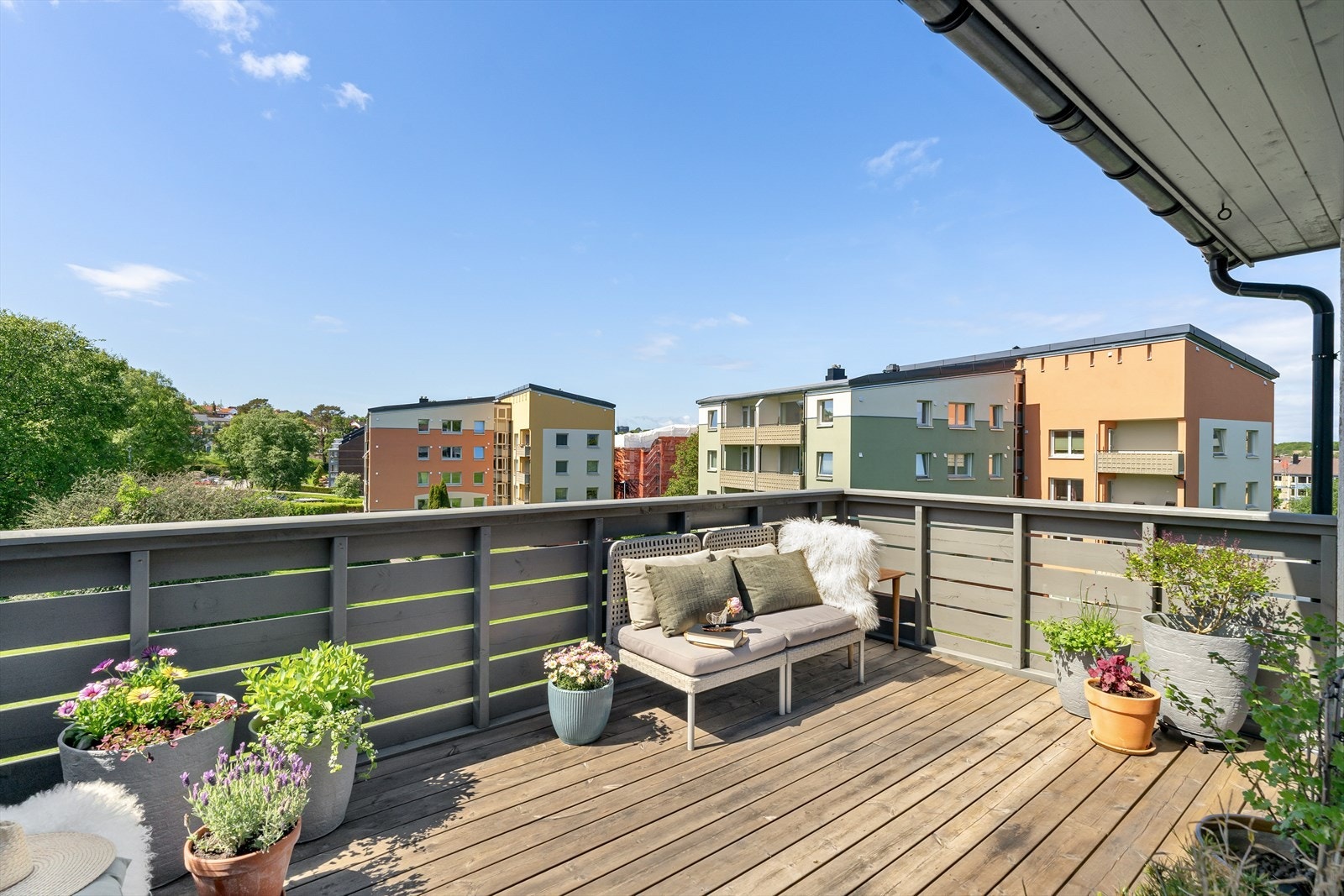 Den romslige balkongen på ca. 13 m² fungerer som en forlengelse av stuen på varme dager. Galleribilde