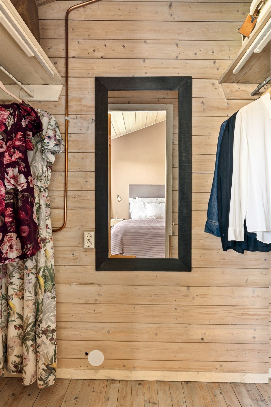 I tilknytning til soverommet er det en separat garderobe for ytterligere oppbevaring. Galleribilde