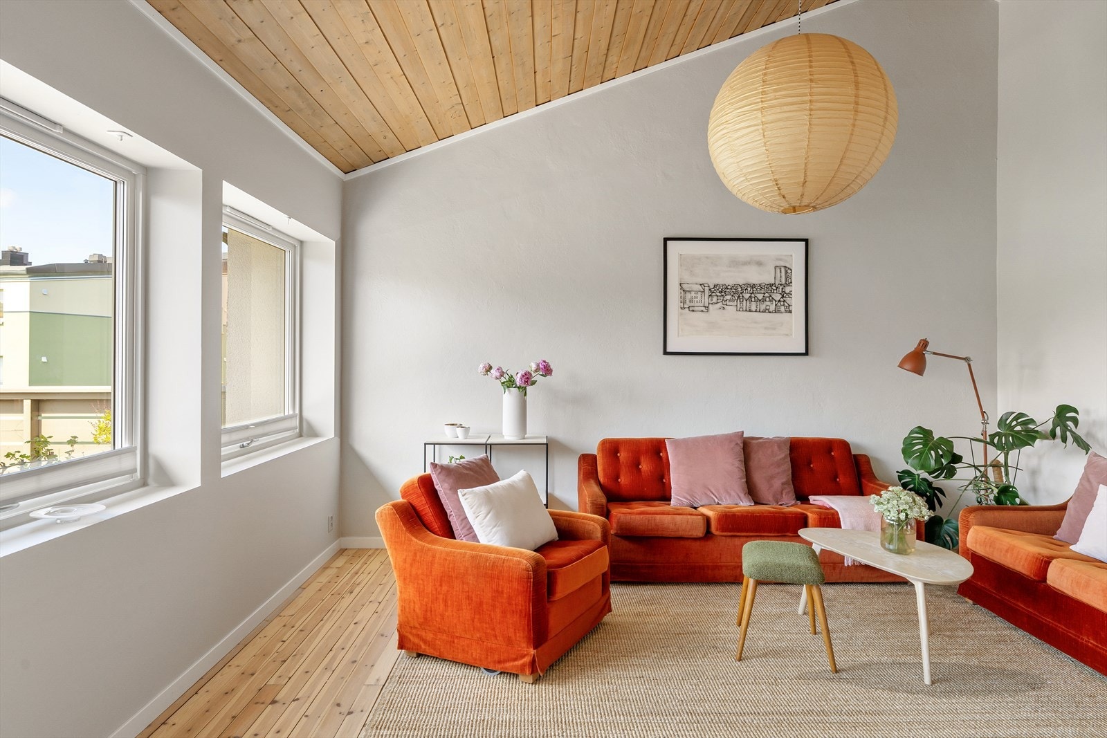 Store vindusflater fra 2017 slipper inn rikelig med lys og gir en luftig atmosfære. Galleribilde
