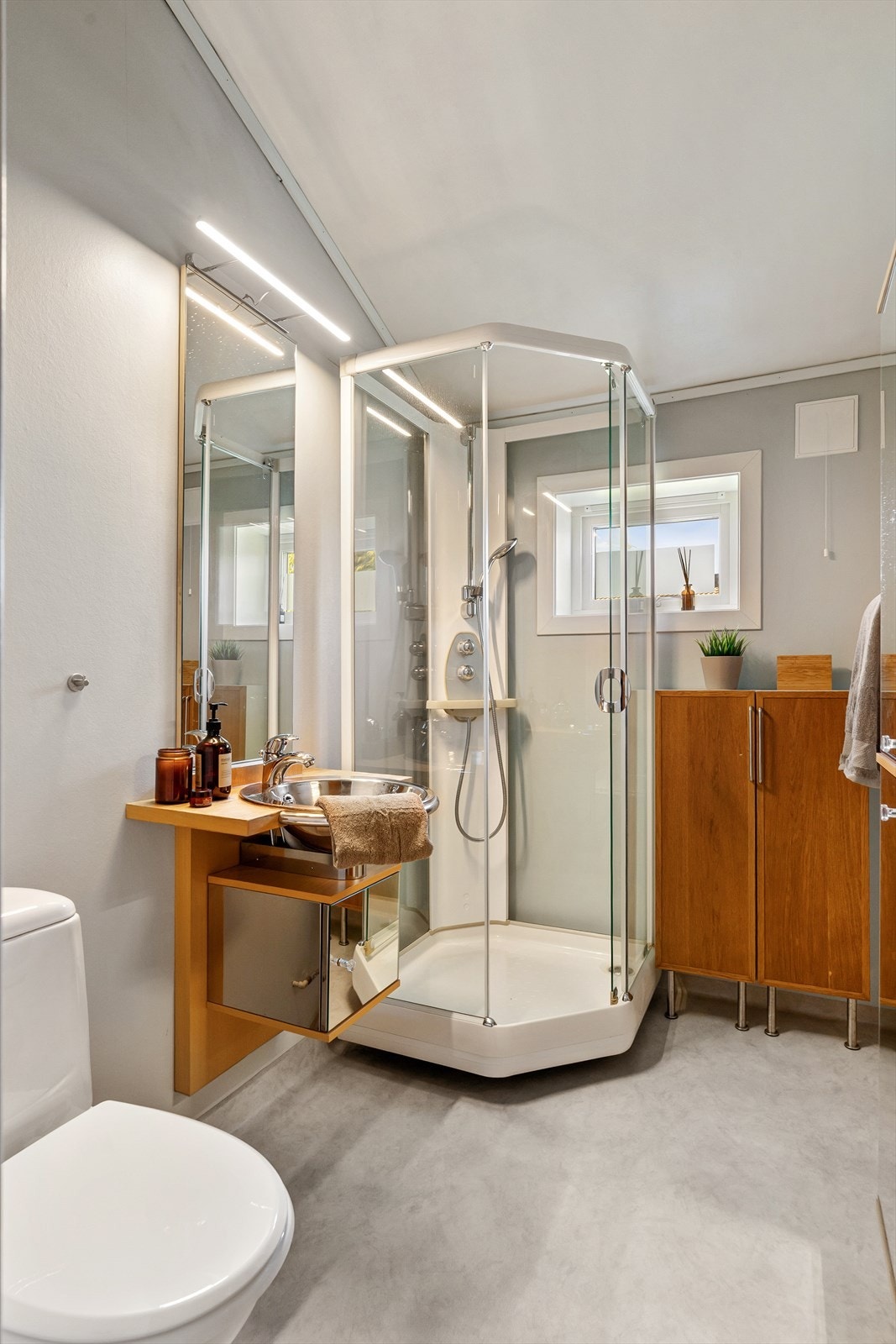 På badet er det vinylbelegg på gulvet og en ny, elektrisk styrt avtrekksvifte installert i 2024. Galleribilde