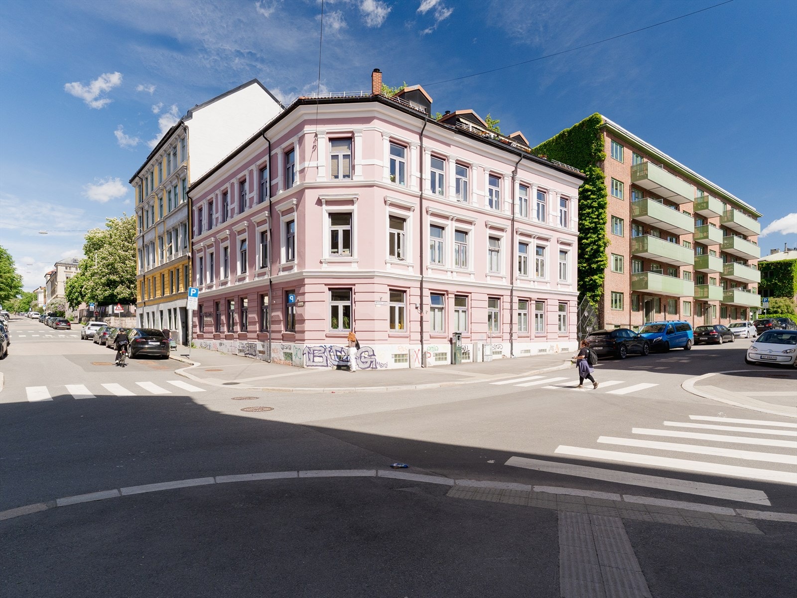 Fra leiligheten er det kun et par minutters gange til nærmeste matbutikk og kollektivtransport. Galleribilde