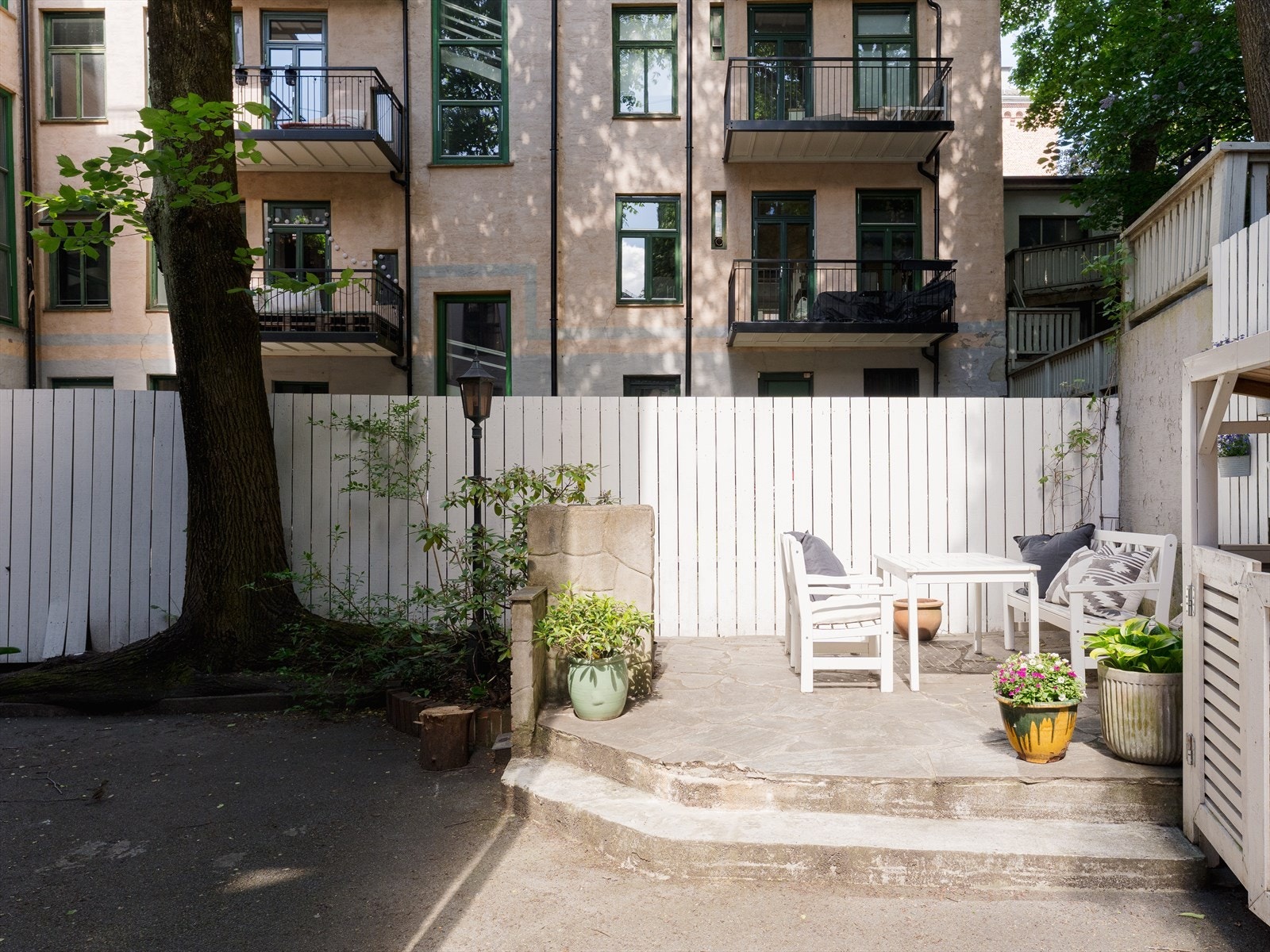 Bakgården er pent opparbeidet og vedlikeholdes gjennom felles dugnader. Galleribilde