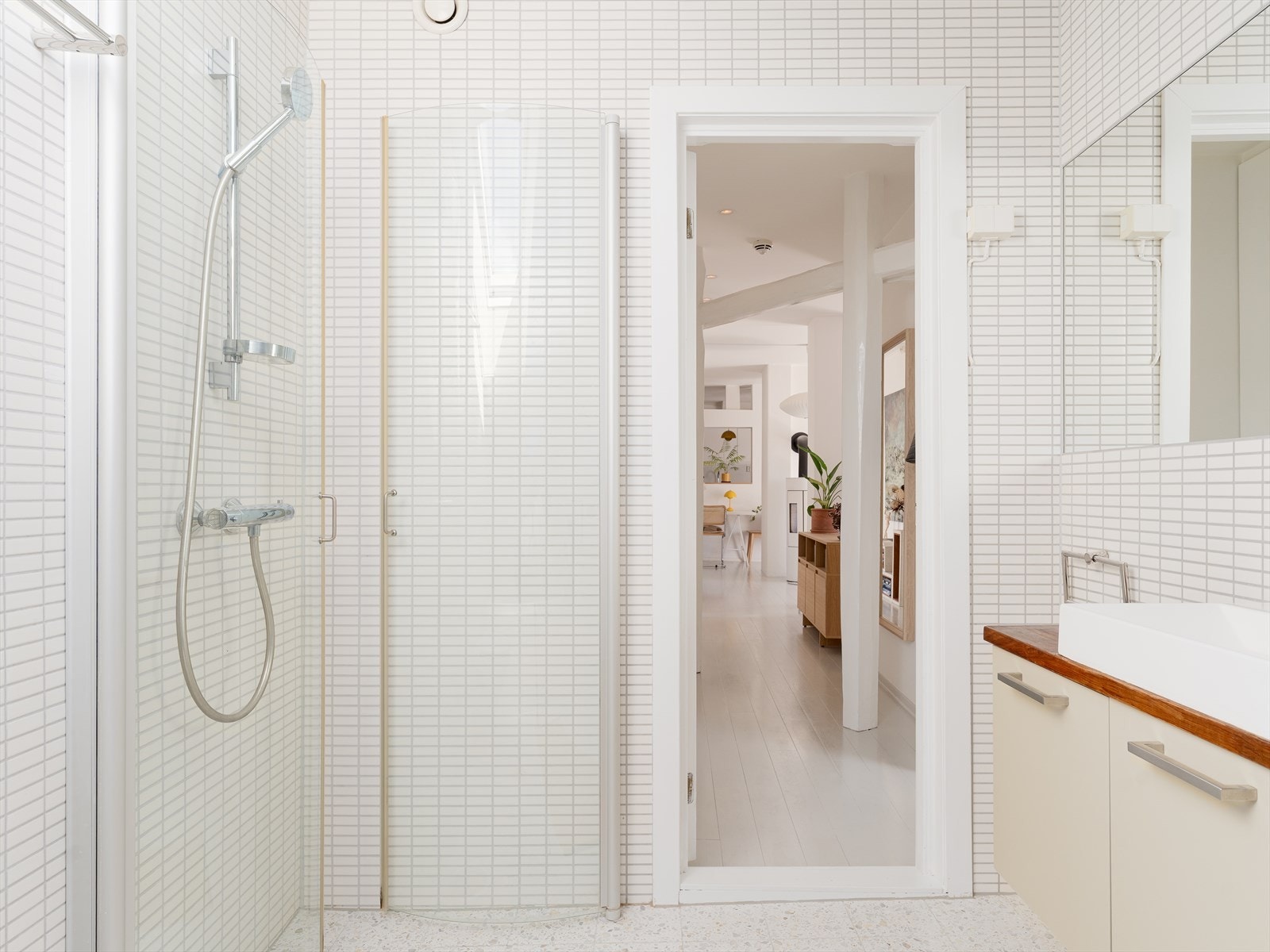 I tillegg til badekaret har badet et separat dusjhjørne med svingbare glassdører. Galleribilde