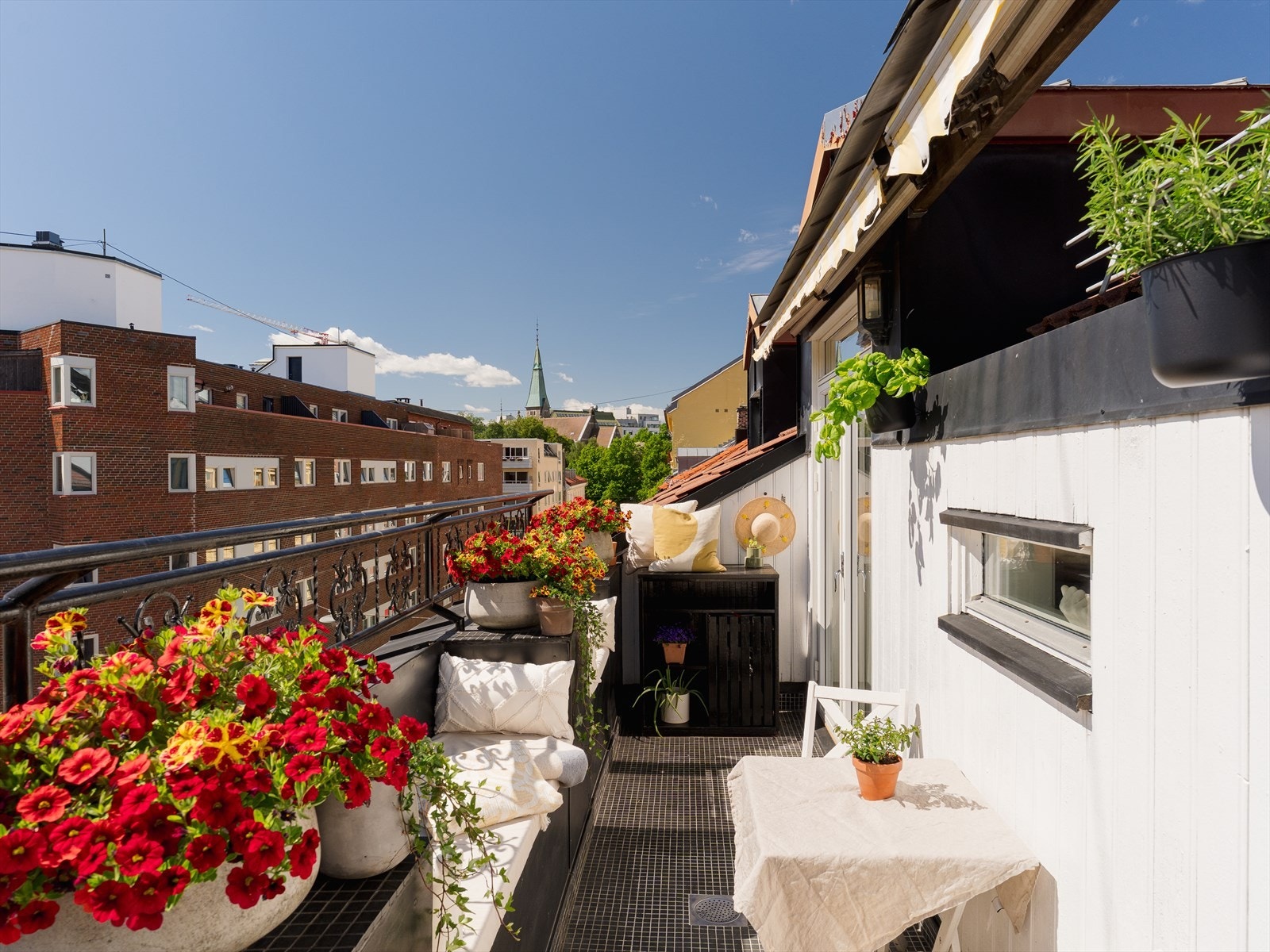 Terrassen er flislagt og utstyrt med markise, strømuttak og stemningsfull veggbelysning. Galleribilde