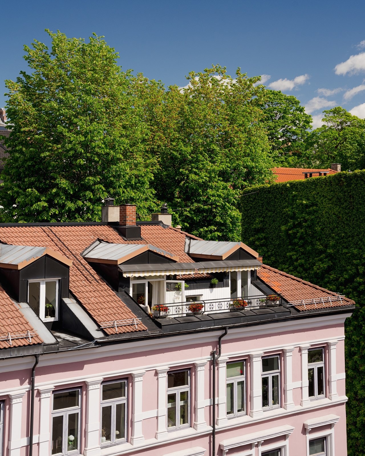 Loftsleilighet med egen takterrasse, vakkert integrert i en klassisk bygårdsbebyggelse og omgitt av frodige, grønne omgivelser. Galleribilde