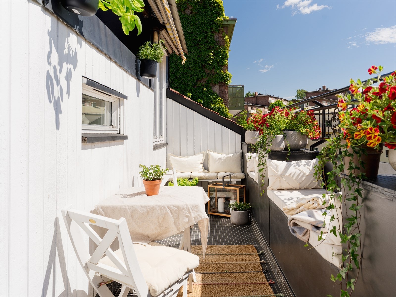 Takterrassen er en privat oase med plass til både spisebord og en hyggelig lounge. Galleribilde