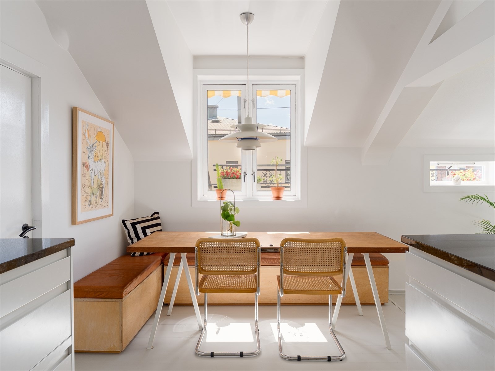 En hyggelig spisekrok ved vinduet, med plassbygget benk. Galleribilde
