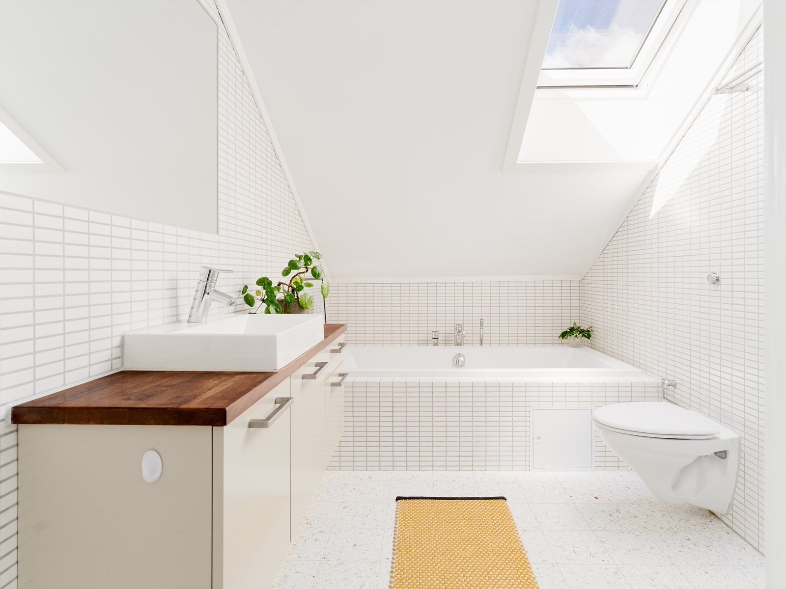 Hovedbadet er romslig med både innebygget badekar og dusjhjørne. Nye terrazzo-fliser ble lagt på gulvet i 2021. Galleribilde