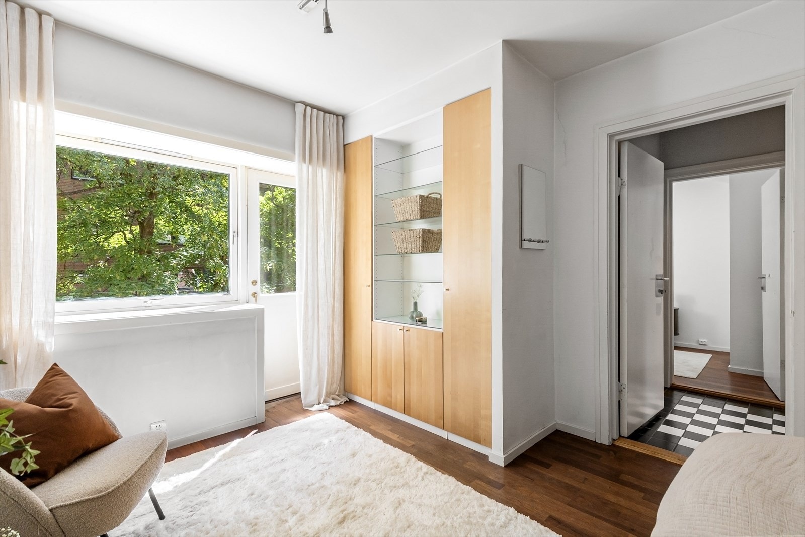 Stort og luftig hovedsoverom med fransk balkong og med god plass til dobbeltseng. Galleribilde