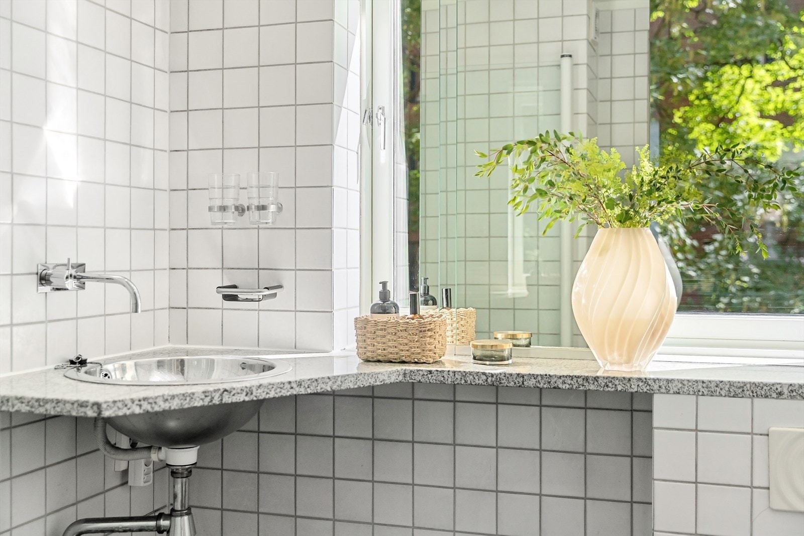 Granitt benkeplate og veggmontert spring. Galleribilde