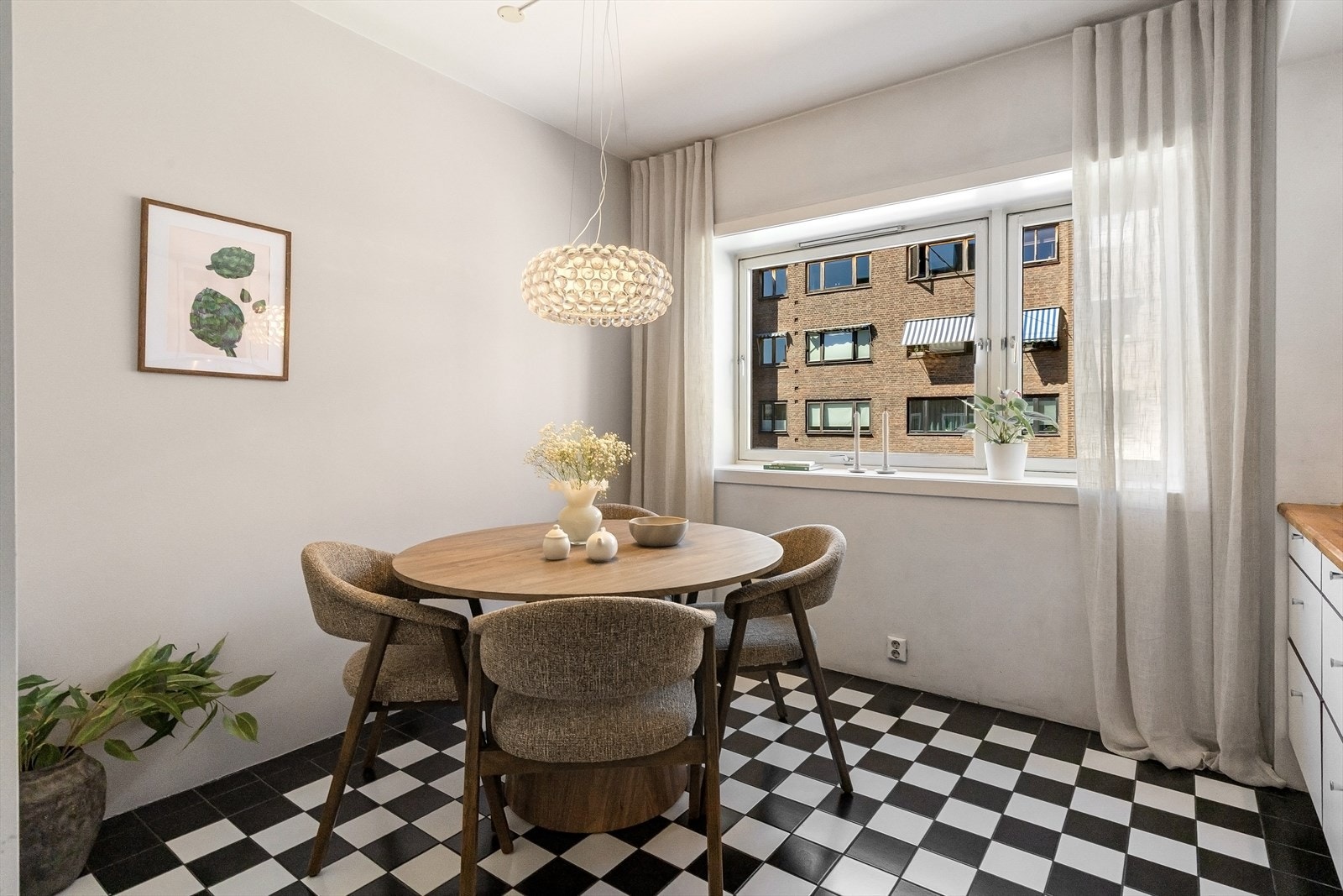 God plass til spisegruppe. Galleribilde