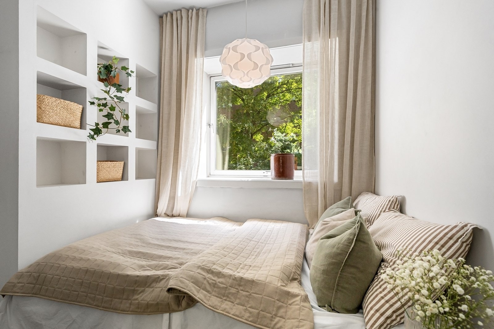 Soverom 2 med Innfelte hyller og hyggelig, grønt utsyn om sommeren. Galleribilde