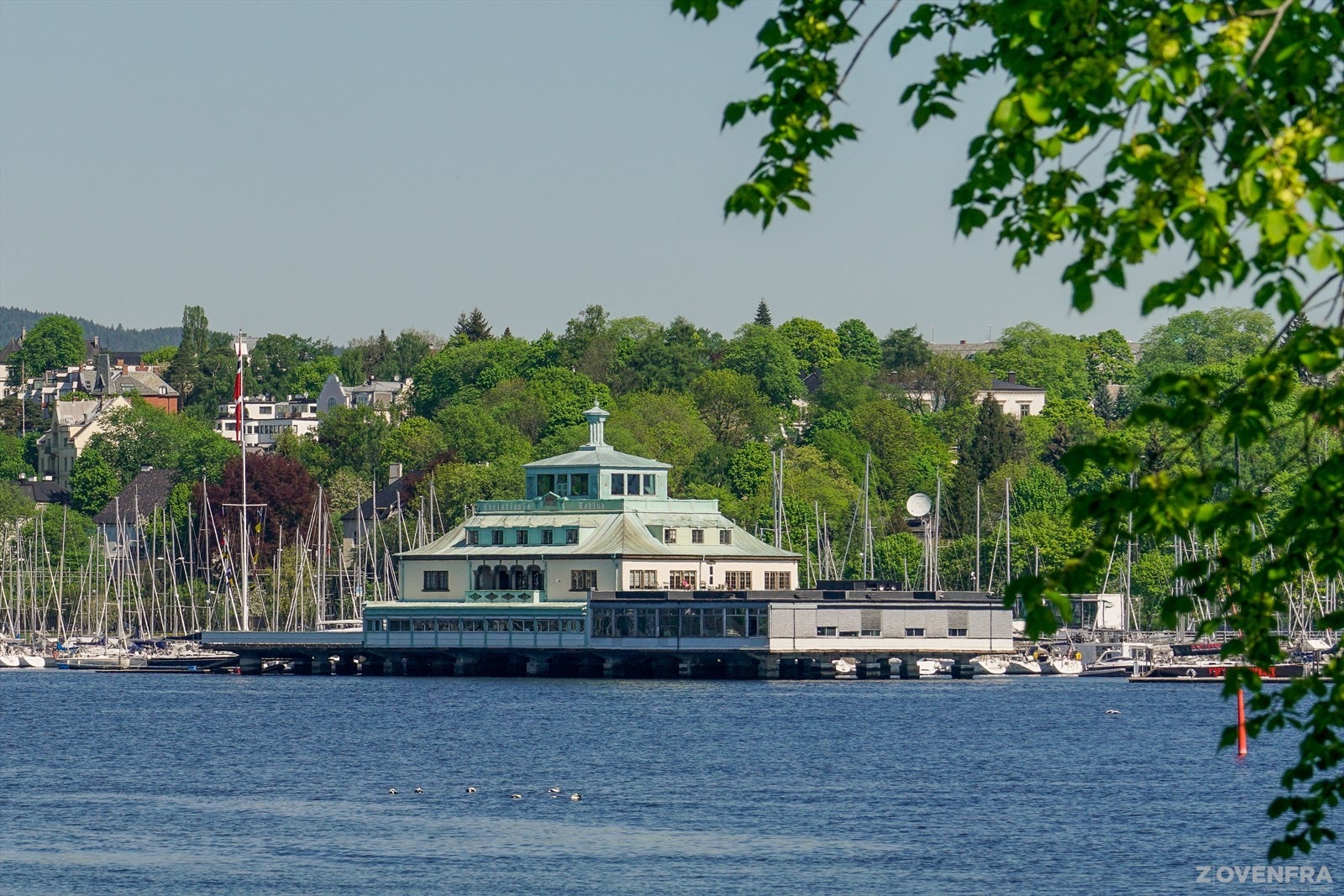 Ca. 300 meter til Kongen Marina og Frognerkilen med hyggelig turveier ut mot Bygdøy eller til sentrum. Galleribilde