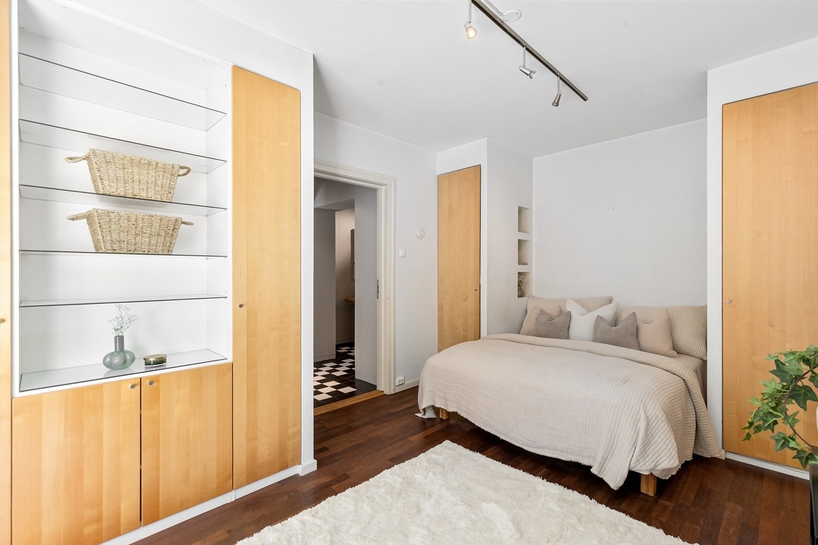 Pen, plassbygget garderobe med rikelig plass for oppbevaring. Galleribilde